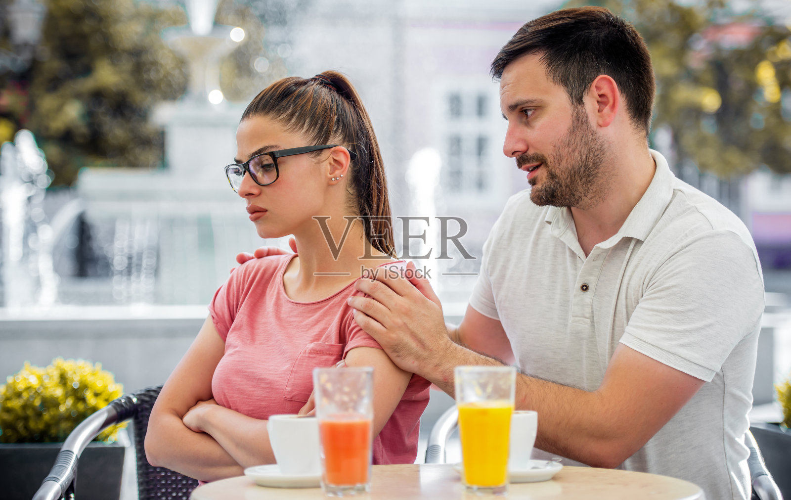 糟糕的人际关系。与会的夫妇在沟通上有问题照片摄影图片
