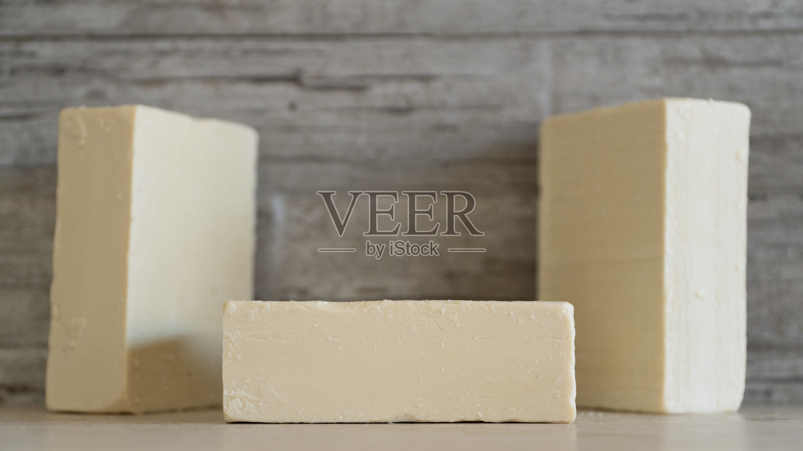 天然橄榄油皂。橄榄枝概念的有机手工肥皂条。皮肤护理产品。有选择性的重点。照片摄影图片