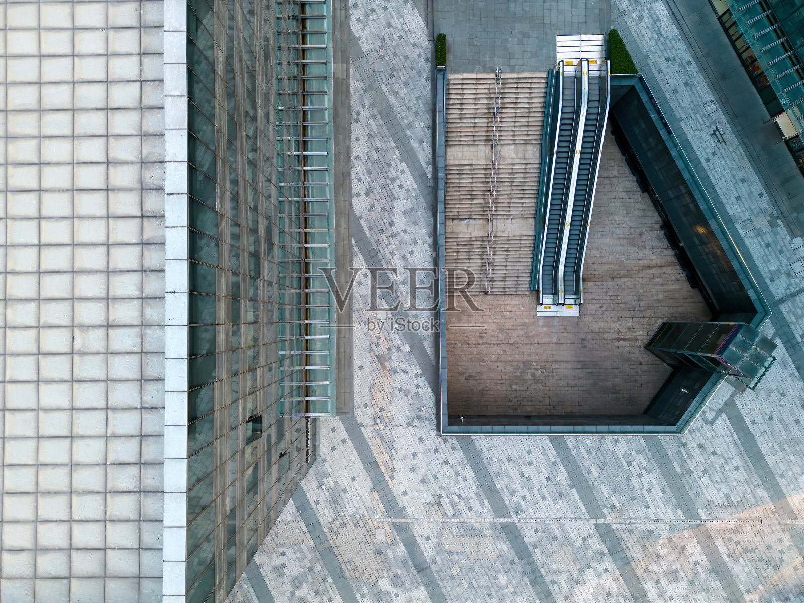 通往下沉广场的自动扶梯的航拍照片照片摄影图片