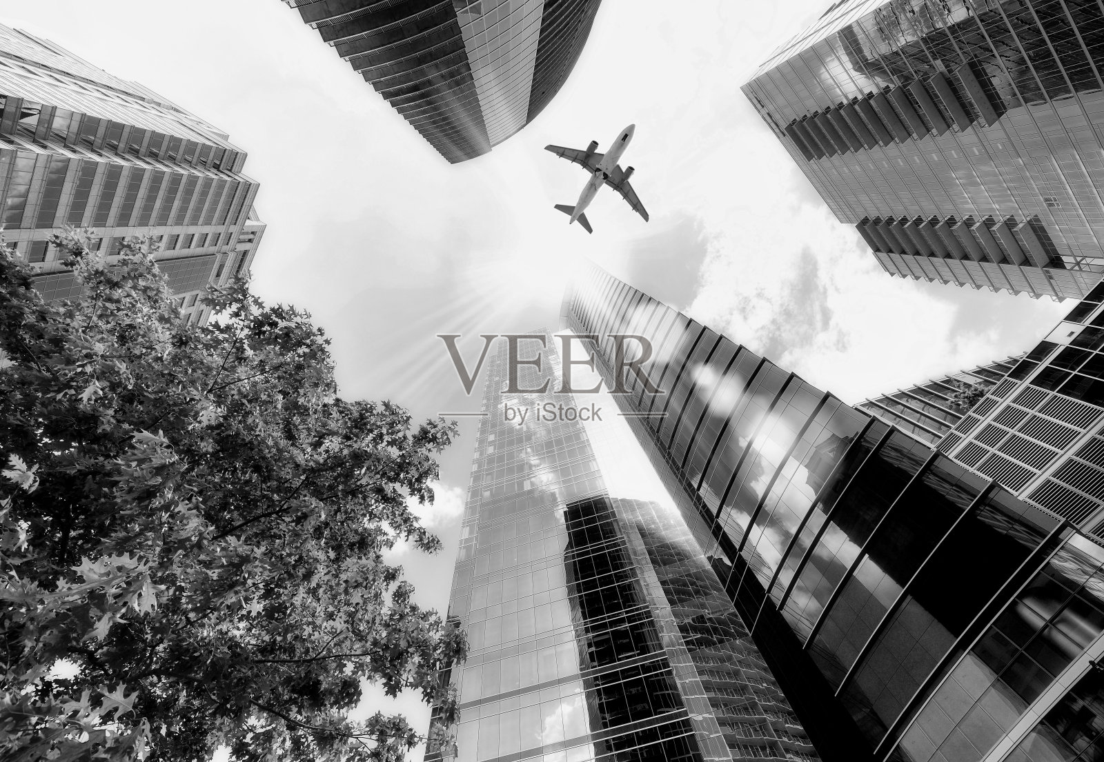 飞机飞过摩天大楼，亚特兰大。照片摄影图片