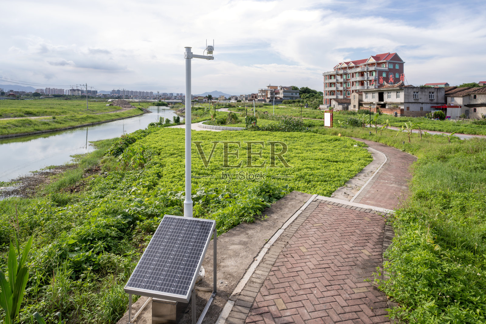 在农村地区铺设沥青公路和太阳能路灯照片摄影图片