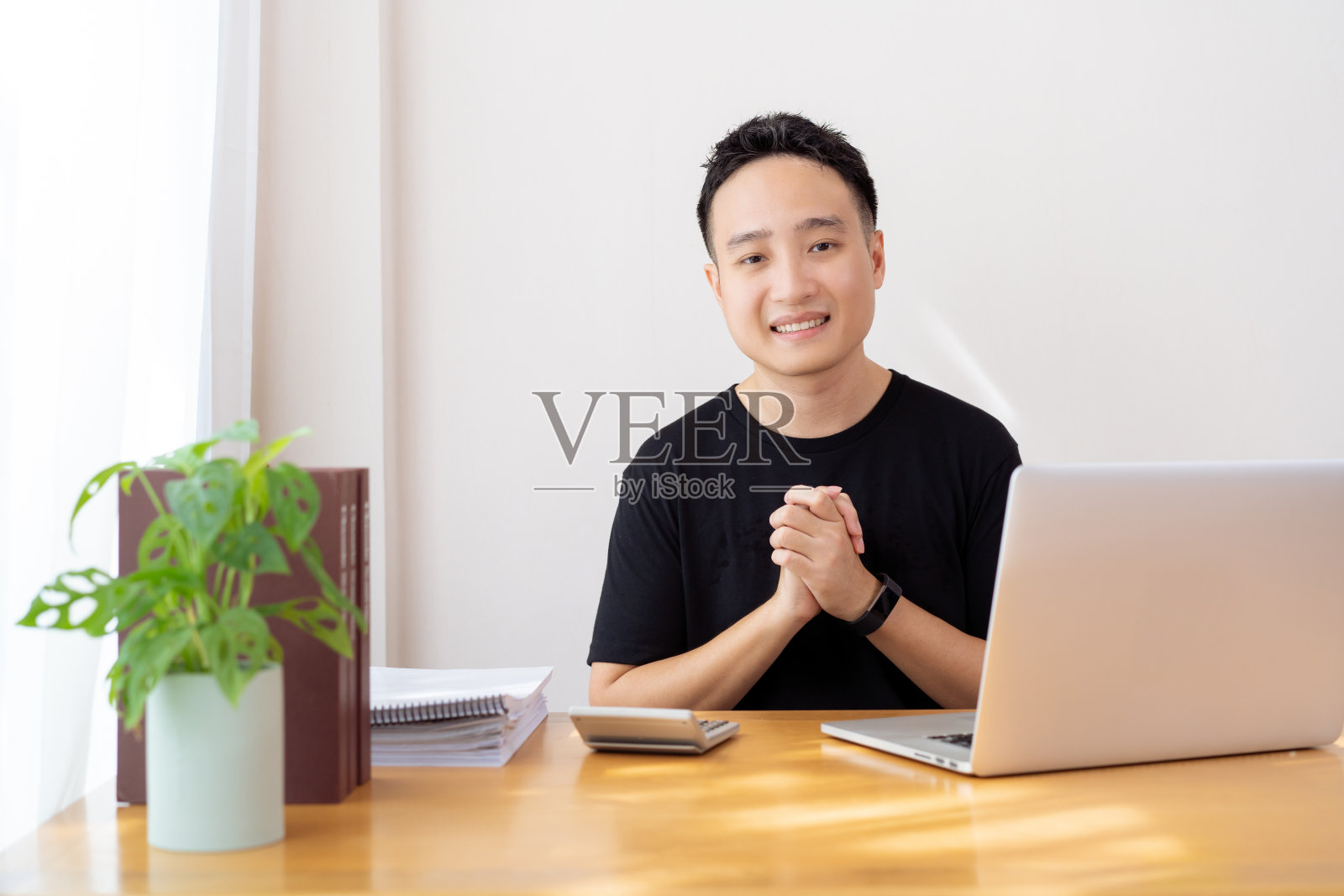 男人对着镜头微笑。照片摄影图片