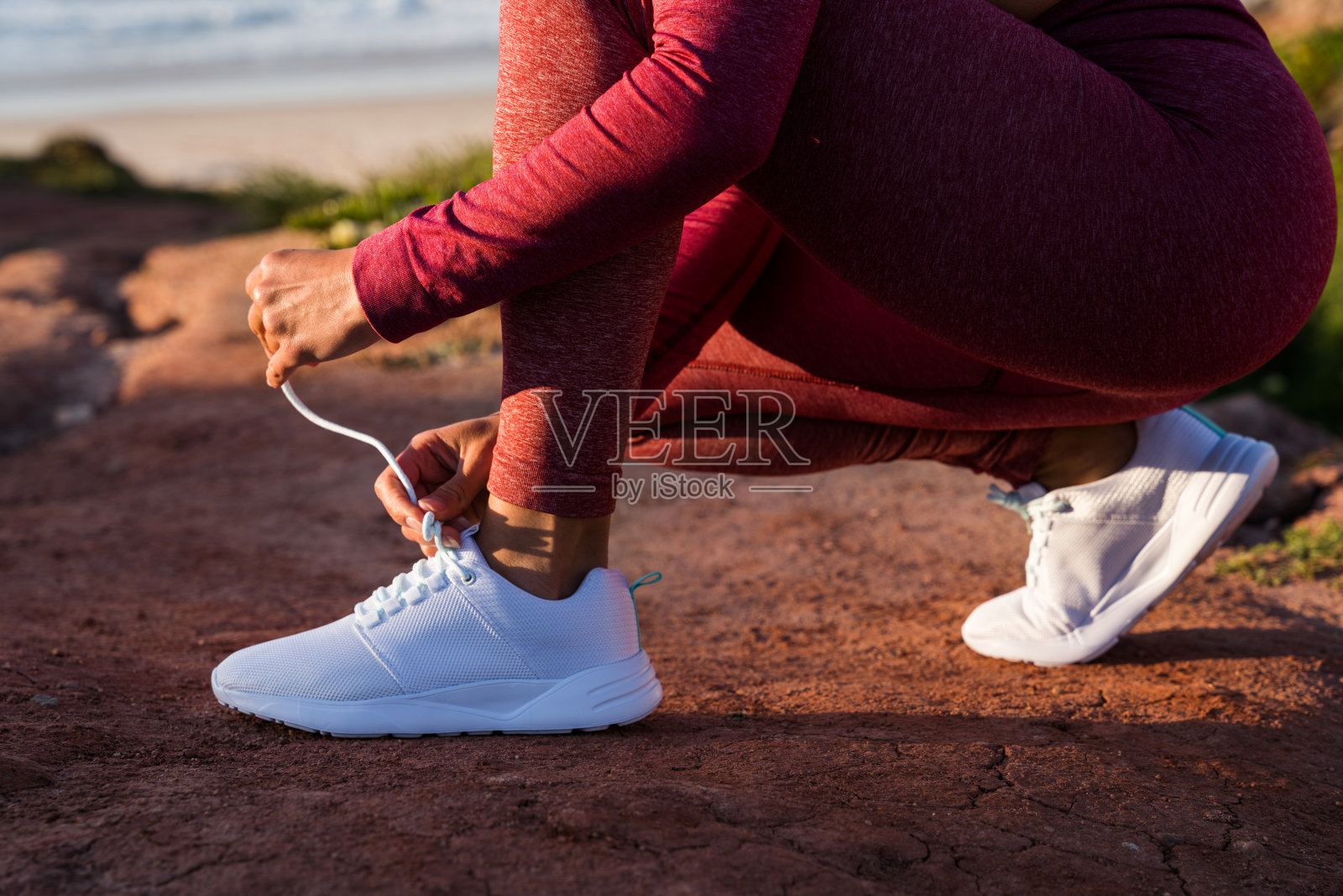 苗条的跑步女子系鞋带准备晨跑照片摄影图片