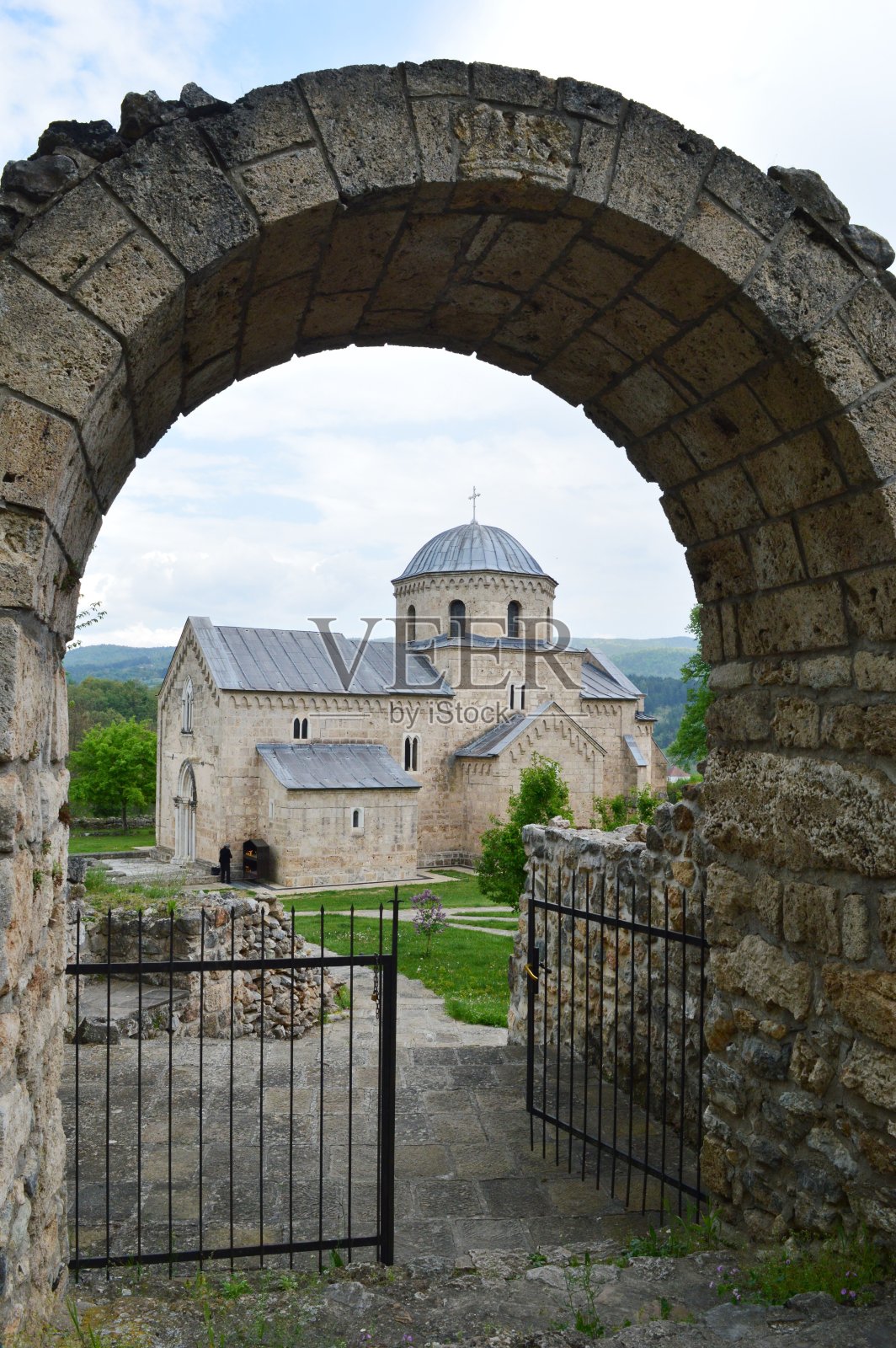 古老的东正教石砌修道院和城市的废墟照片摄影图片