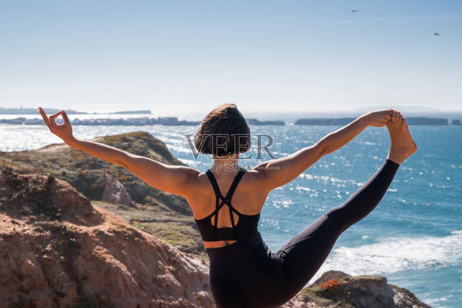 女强人在伸展的同时享受孤独和与自然的统一照片摄影图片