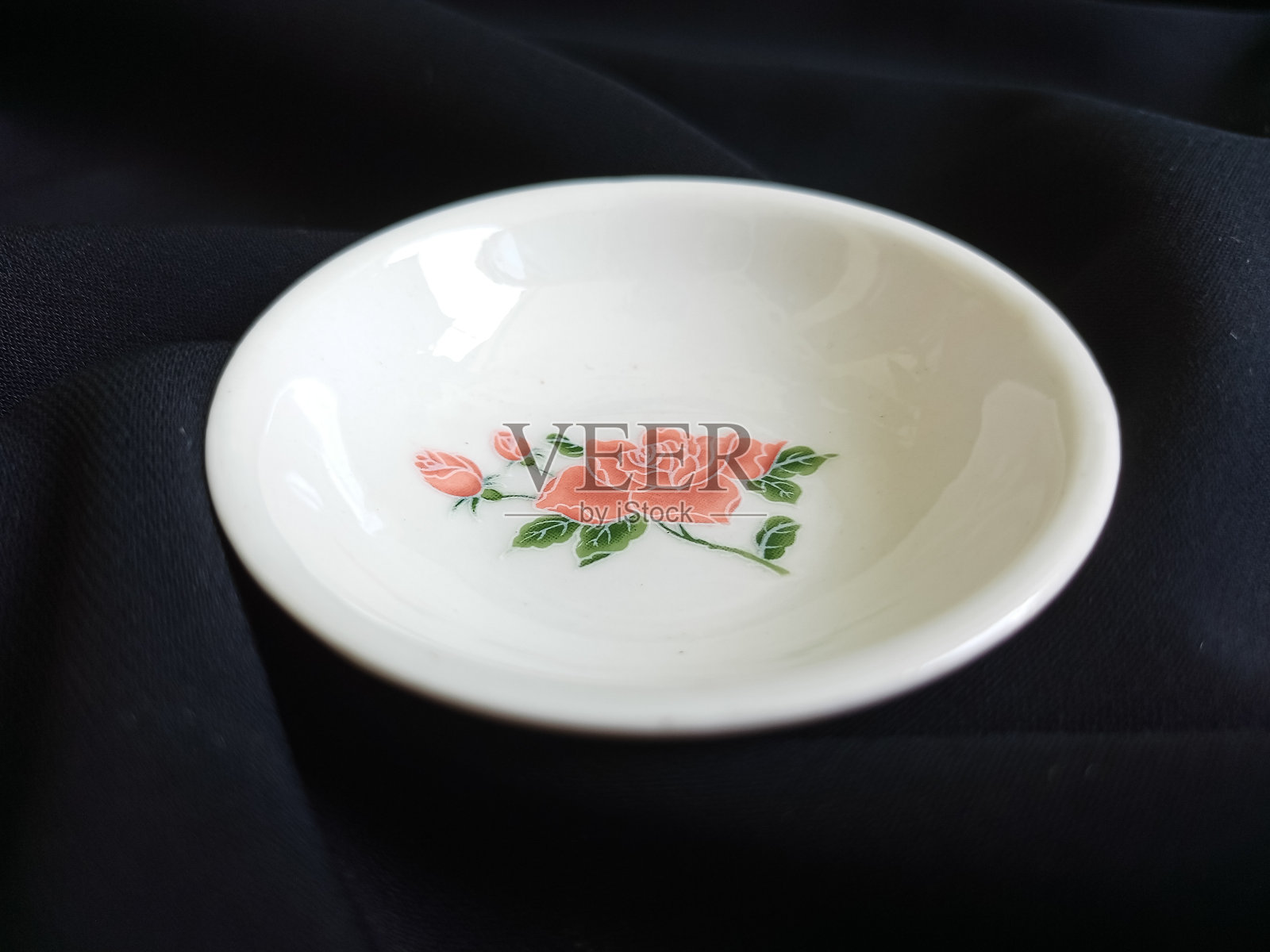 黑色背景的小盘照片摄影图片