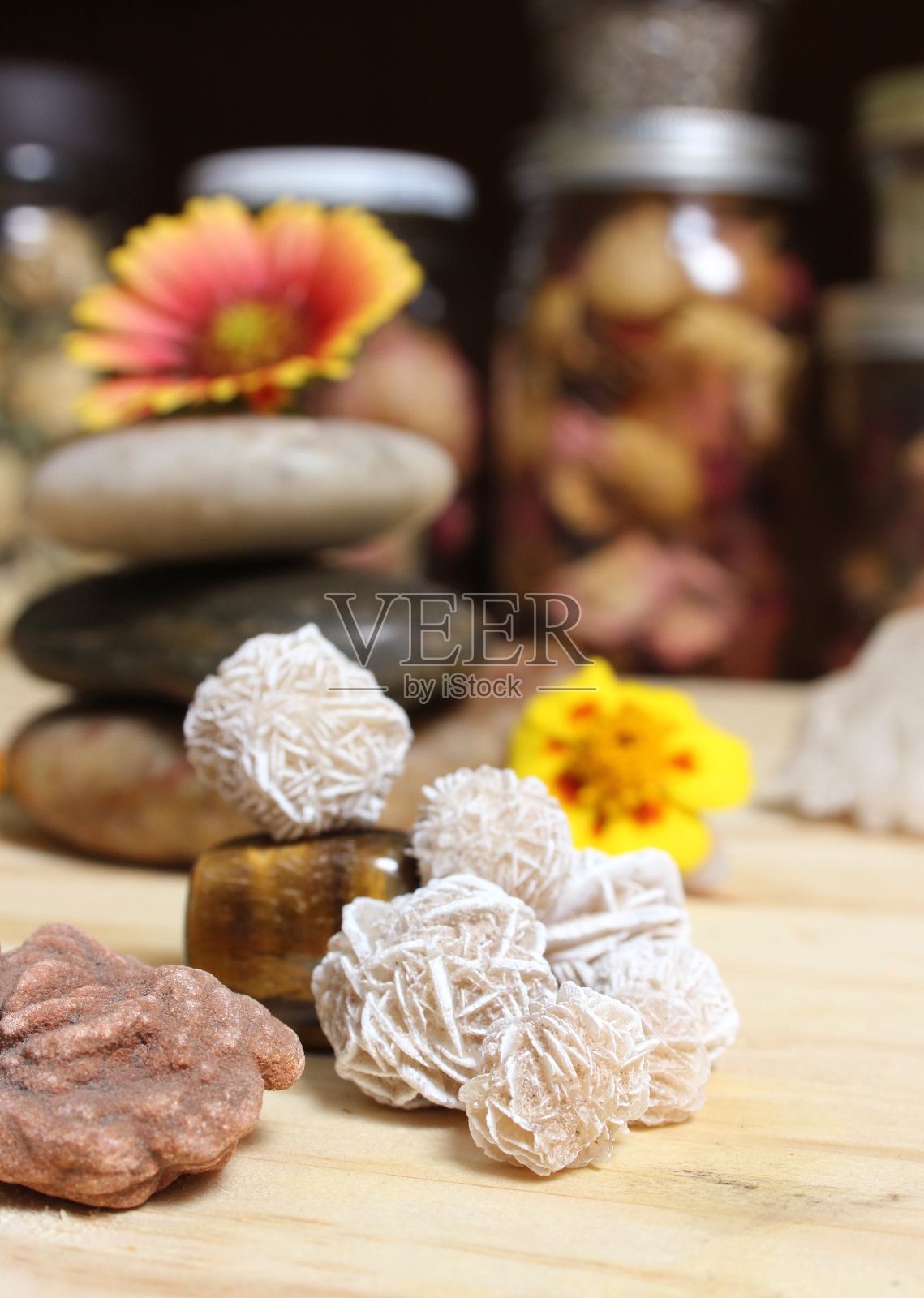 沙漠玫瑰水晶和平衡石与花冥想桌照片摄影图片