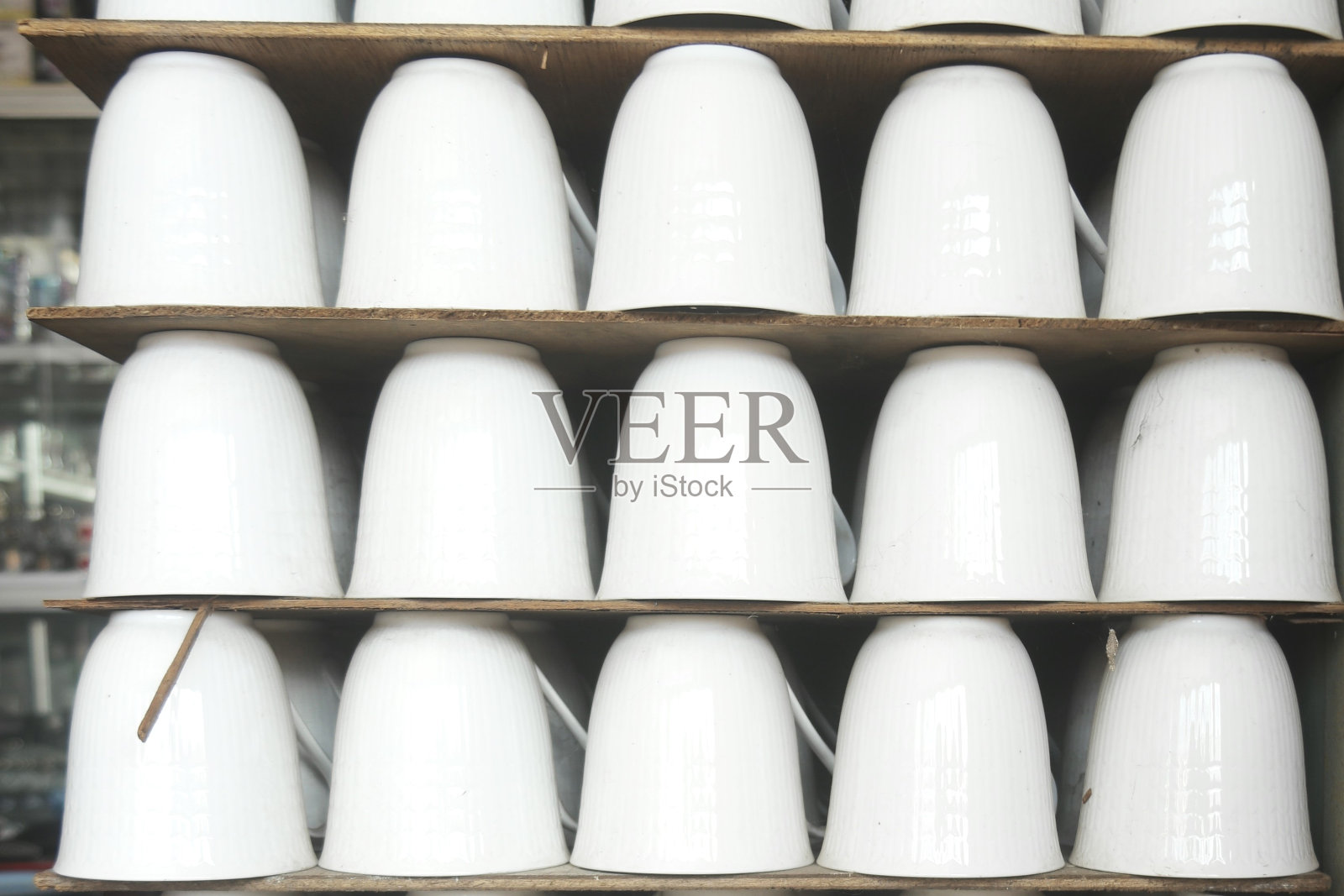 一堆堆白瓷杯子照片摄影图片