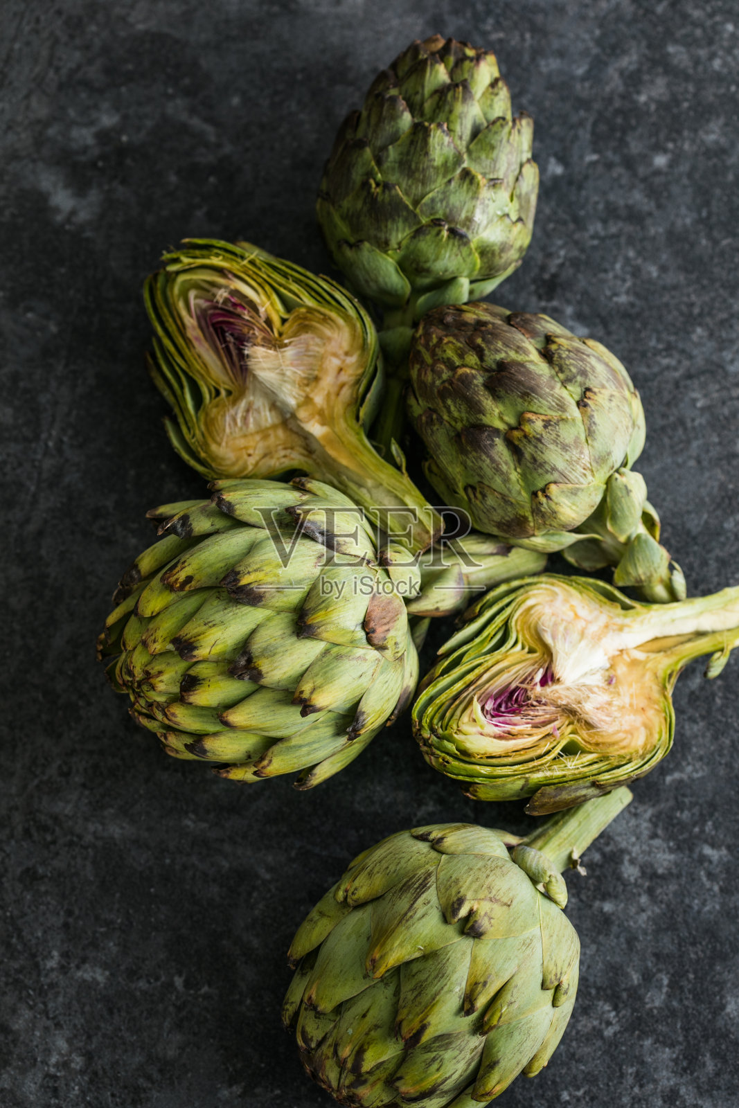 新鲜洋蓟在黑色背景。生Artichok特写镜头照片摄影图片
