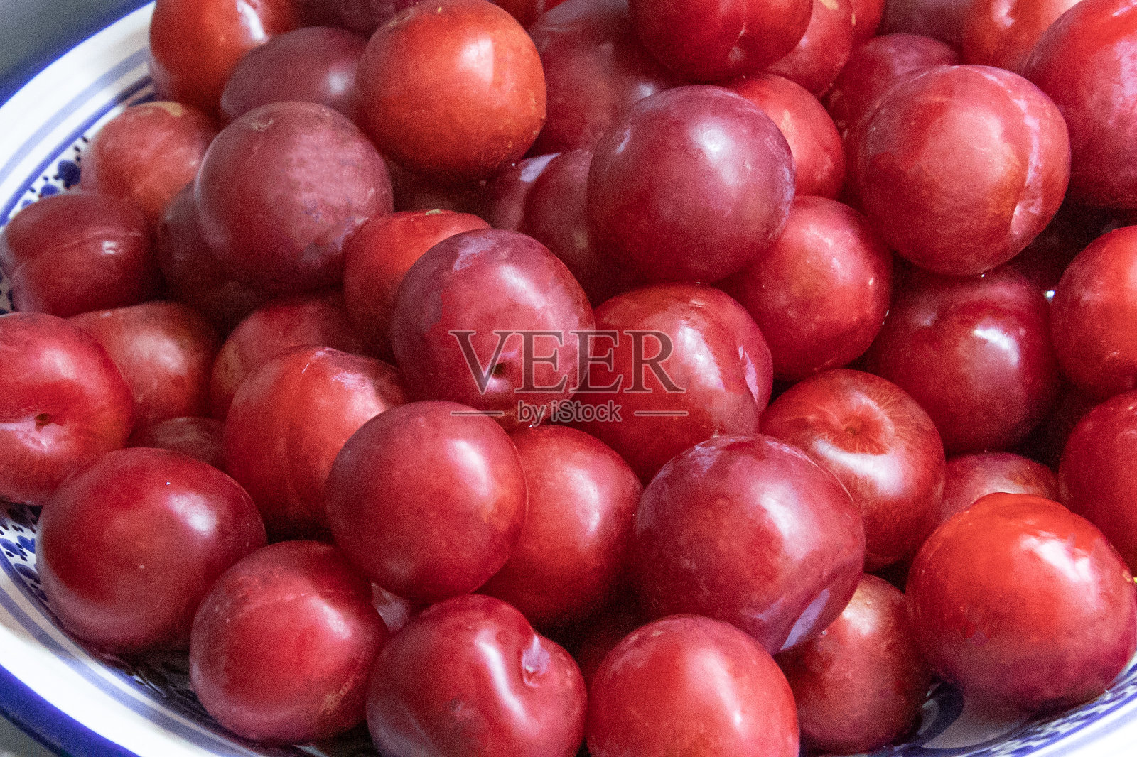 新鲜成熟的红李子特写照片摄影图片