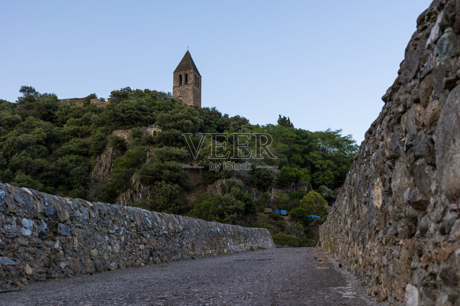 日落时分，从迪布勒桥俯瞰圣罗兰教堂的钟塔照片摄影图片