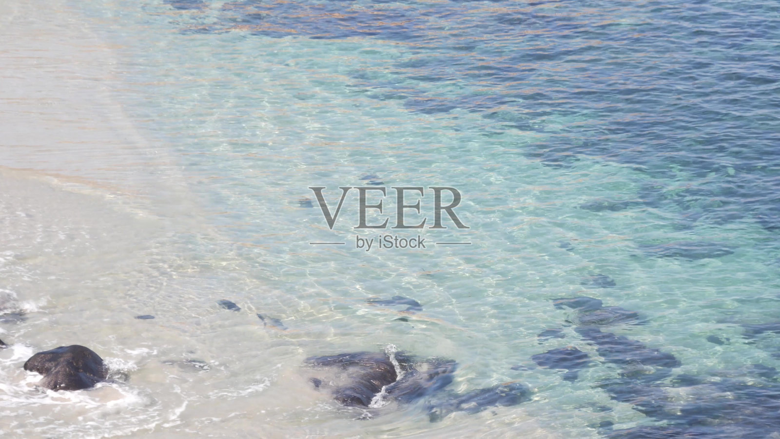 晶莹湛蓝的透明海洋，加州海岸。蓝绿色的水面。照片摄影图片