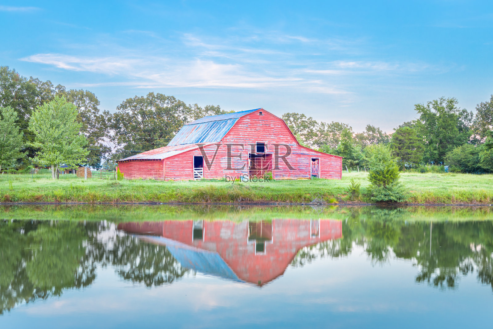 乡村红色谷仓的倒影照片摄影图片