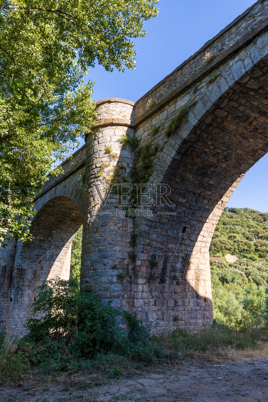 罗克布伦的Ceps桥，一座建于19世纪的六拱桥，横跨Orb河照片摄影图片