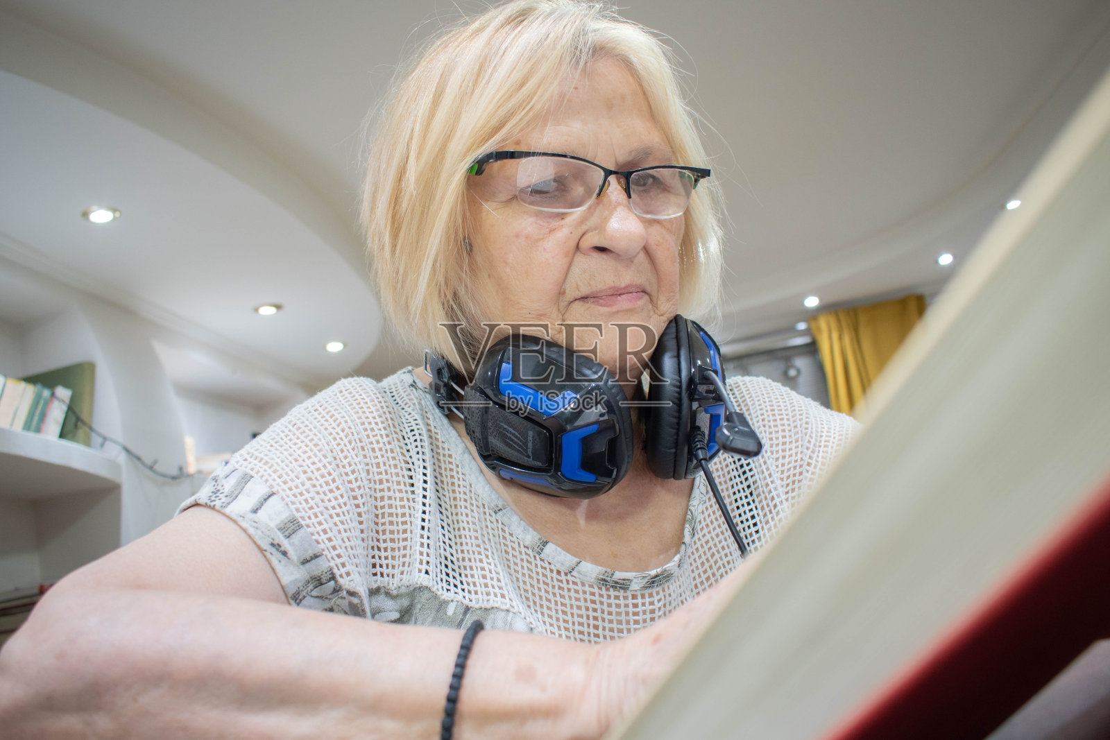 奶奶正在看书。照片摄影图片