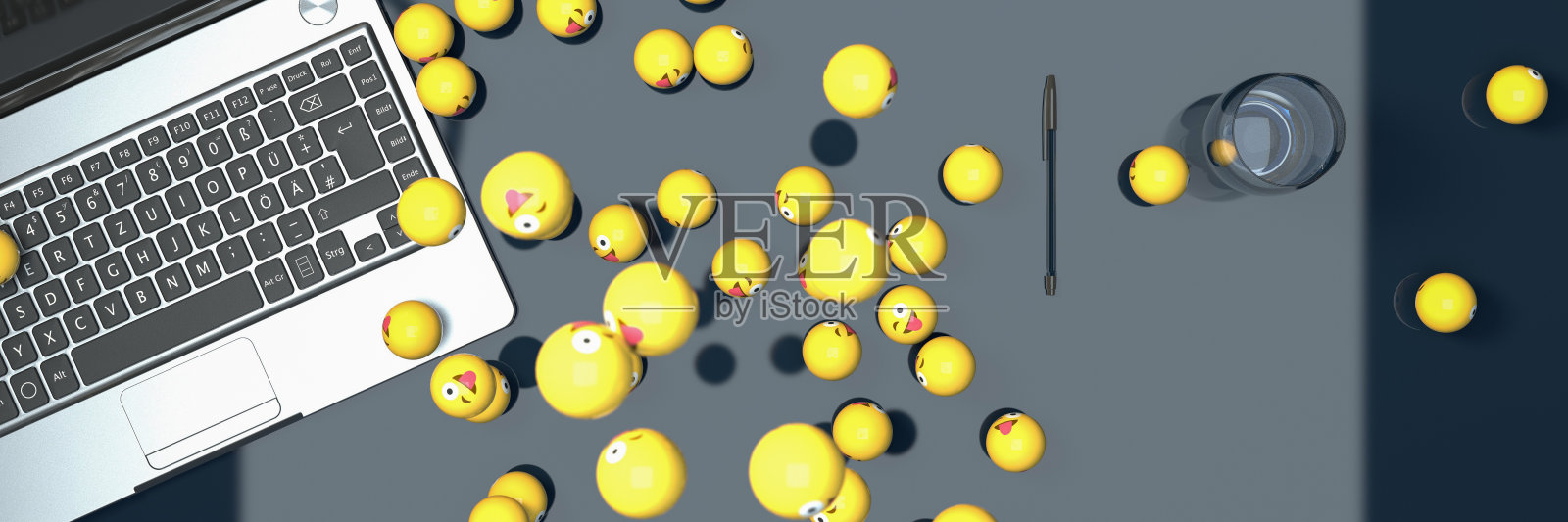 笑脸图标落在桌子上照片摄影图片