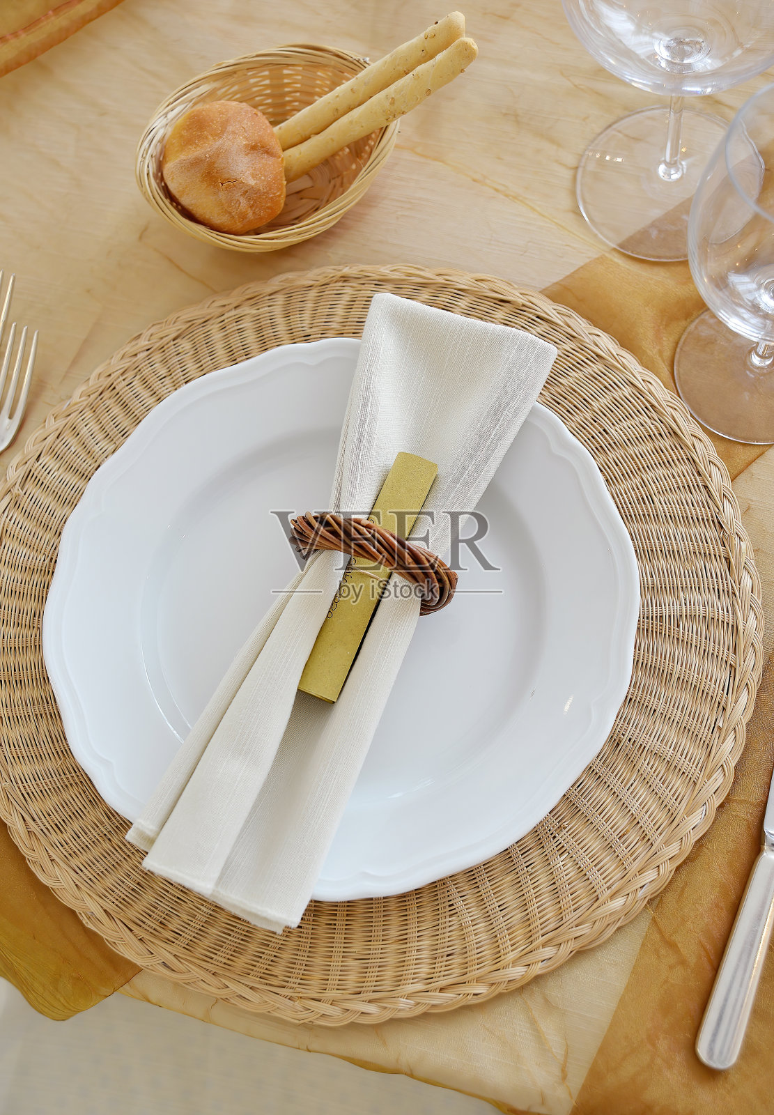 婚礼宴会用赭色透明硬纱制成的桌子的细节照片摄影图片