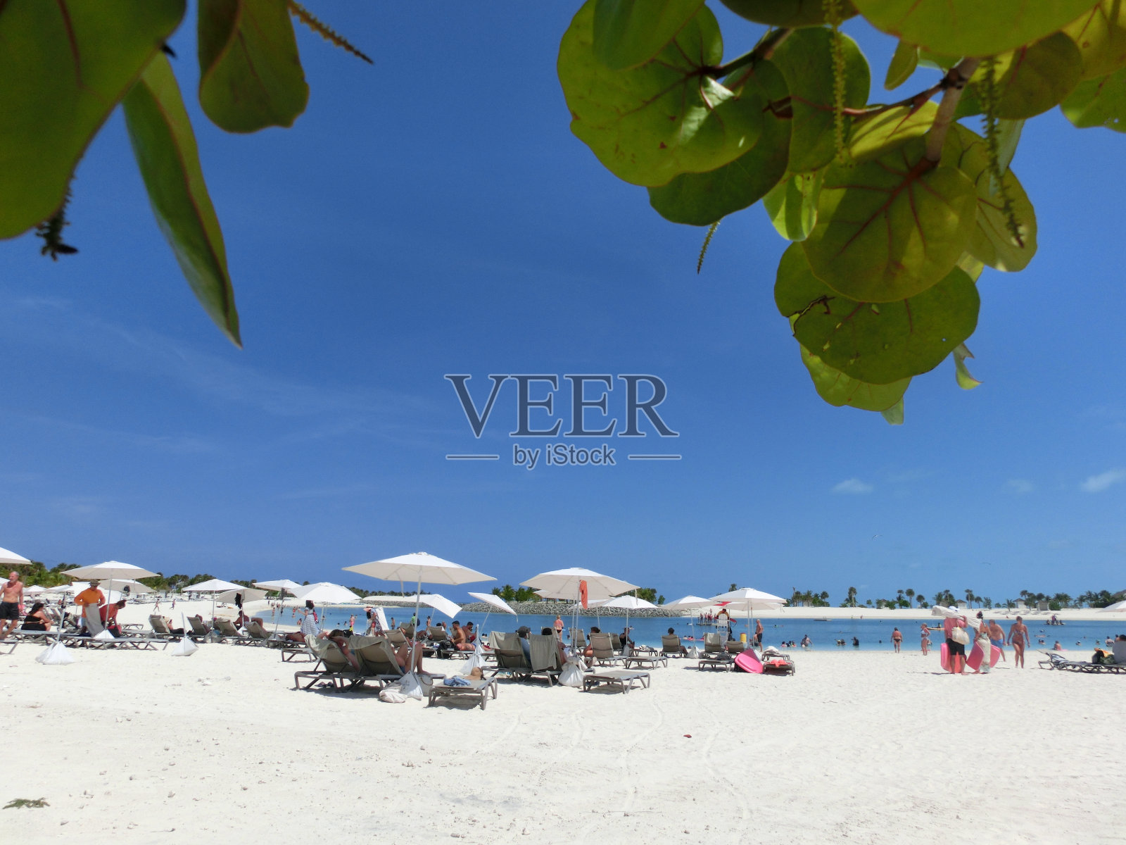 人们在大洋礁岛的海滩上休息照片摄影图片