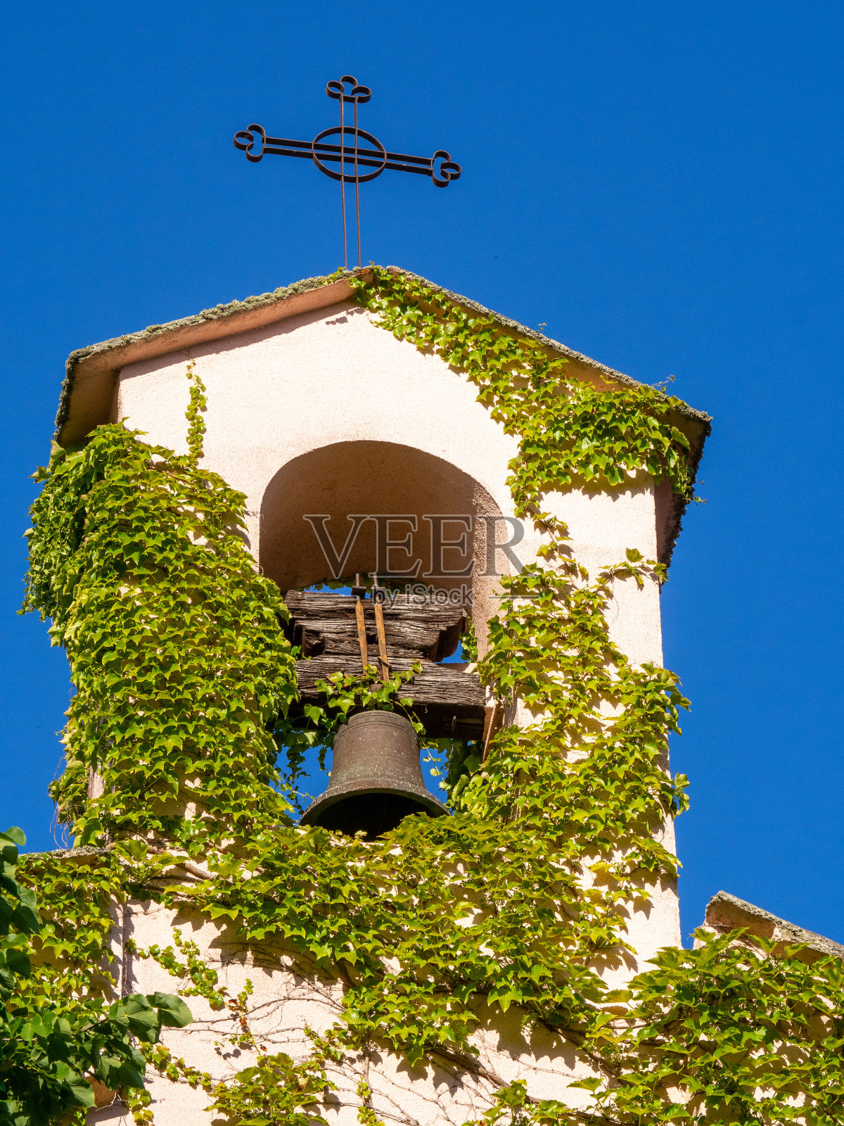 地中海地区一座老教堂的钟楼照片摄影图片