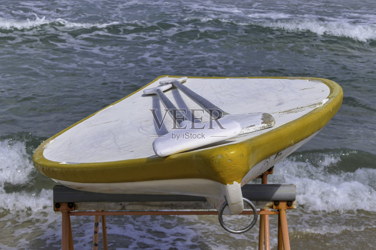 地中海海浪背景下的救生圈安全设备照片摄影图片