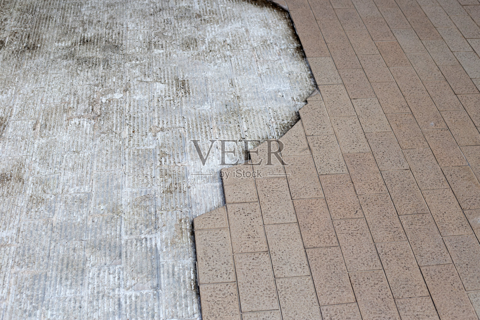 水泥地上的棕色瓷砖有裂缝照片摄影图片