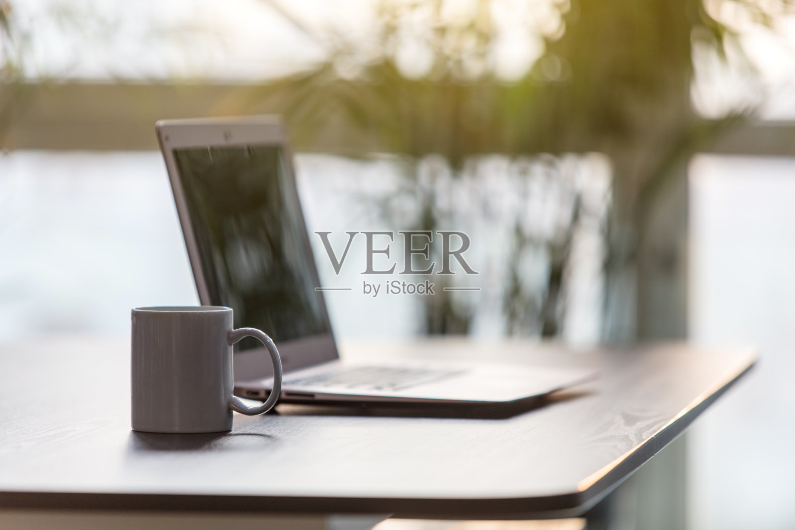 办公工作区会议室桌上的开盖笔记本电脑照片摄影图片