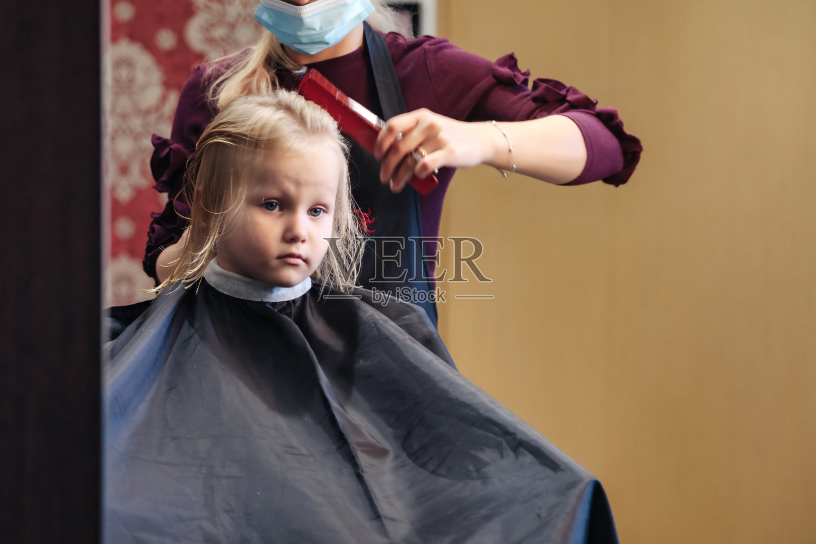 理发师为可爱的小女孩做时髦漂亮的发型照片摄影图片