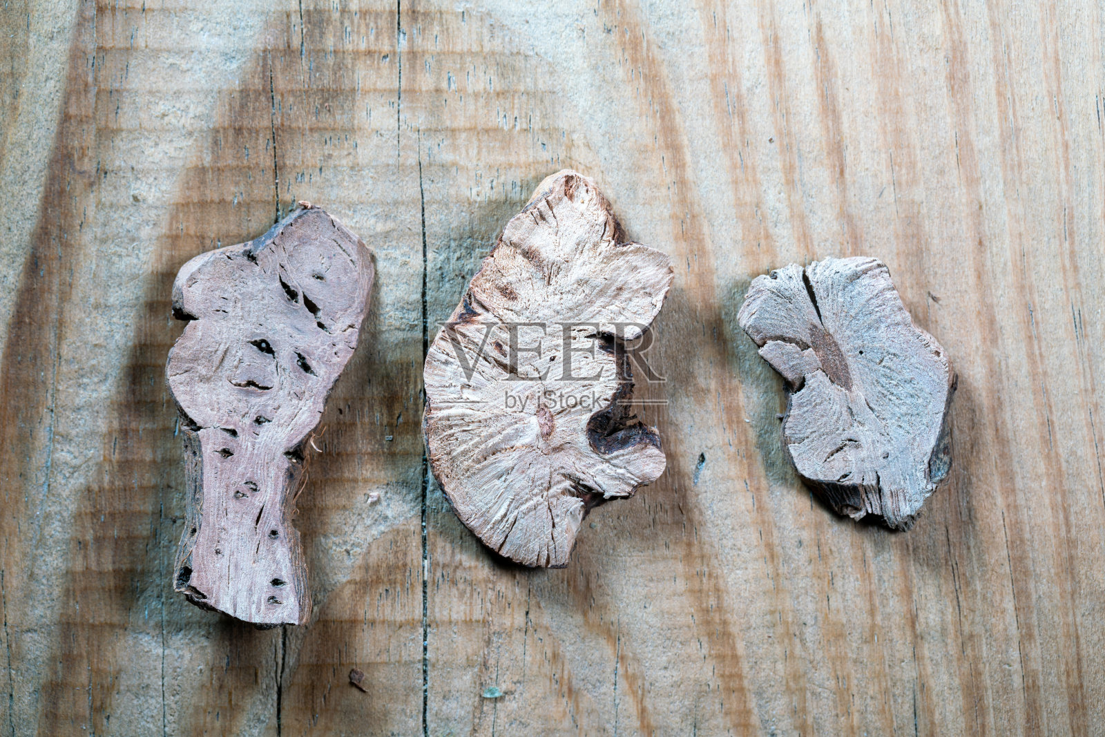 中药野山荞麦根放在木桌上照片摄影图片