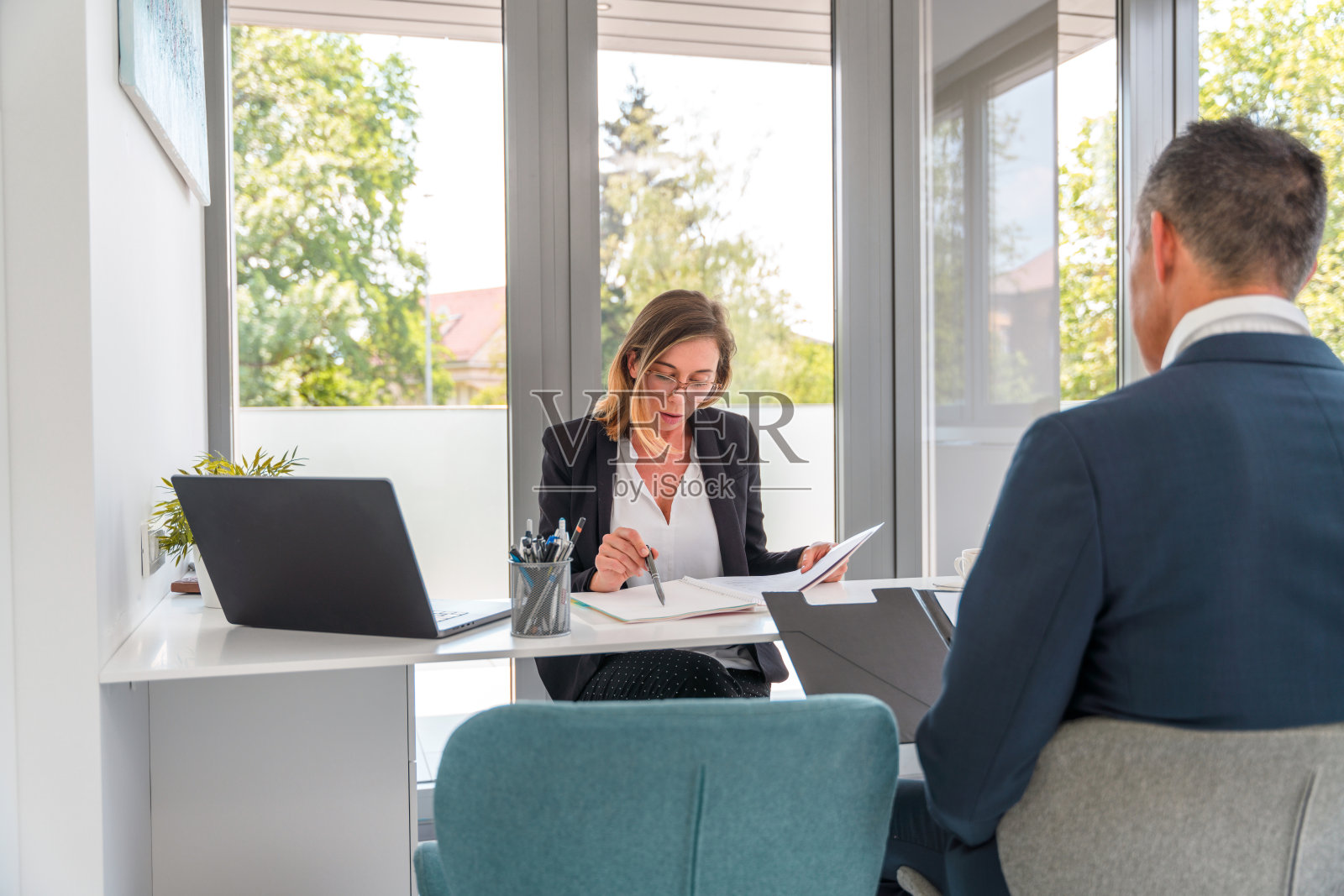 白人女性与日本男性的员工互动照片摄影图片