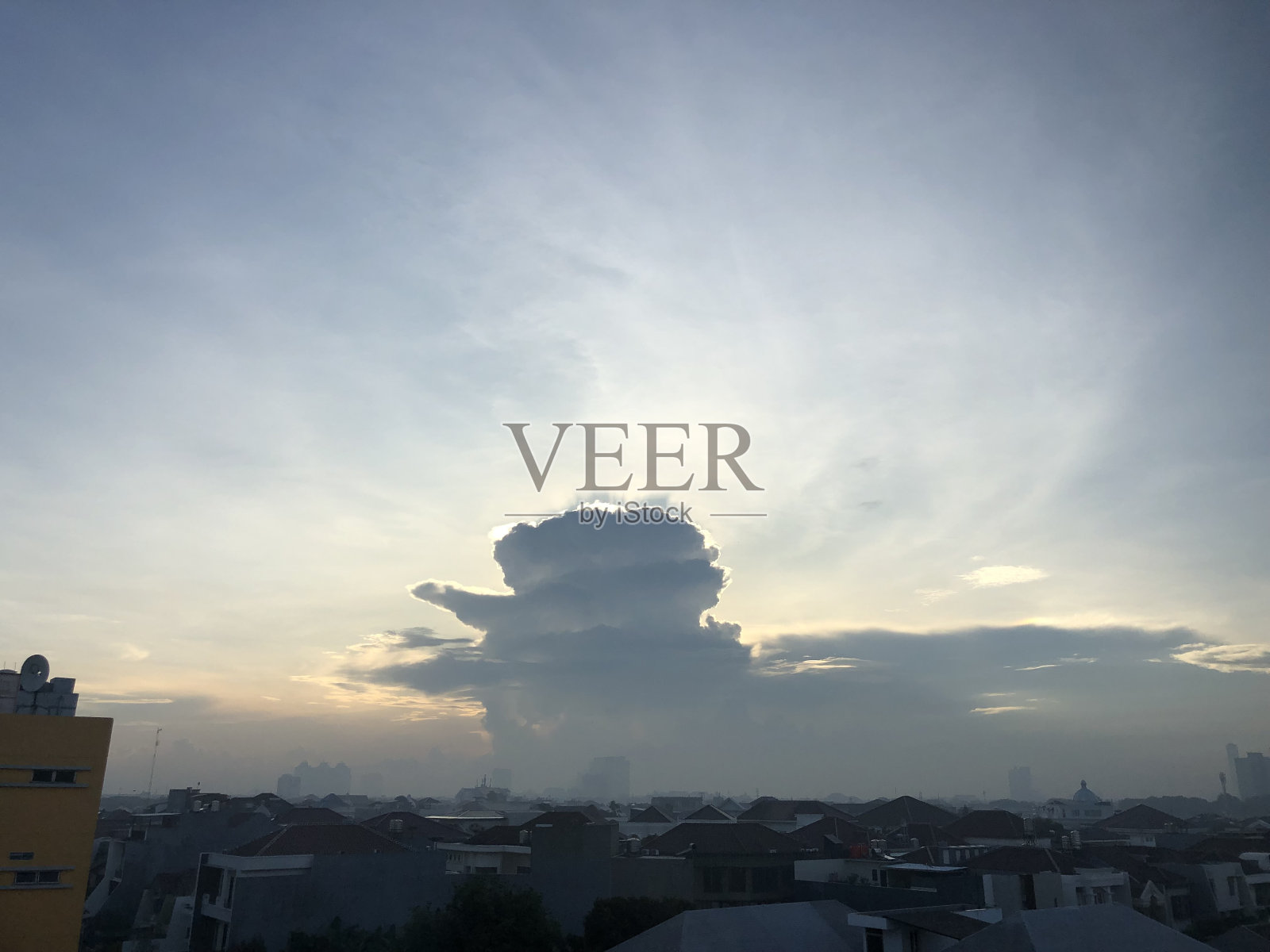 当一朵漂浮在蓝天上的云是多么甜蜜啊照片摄影图片