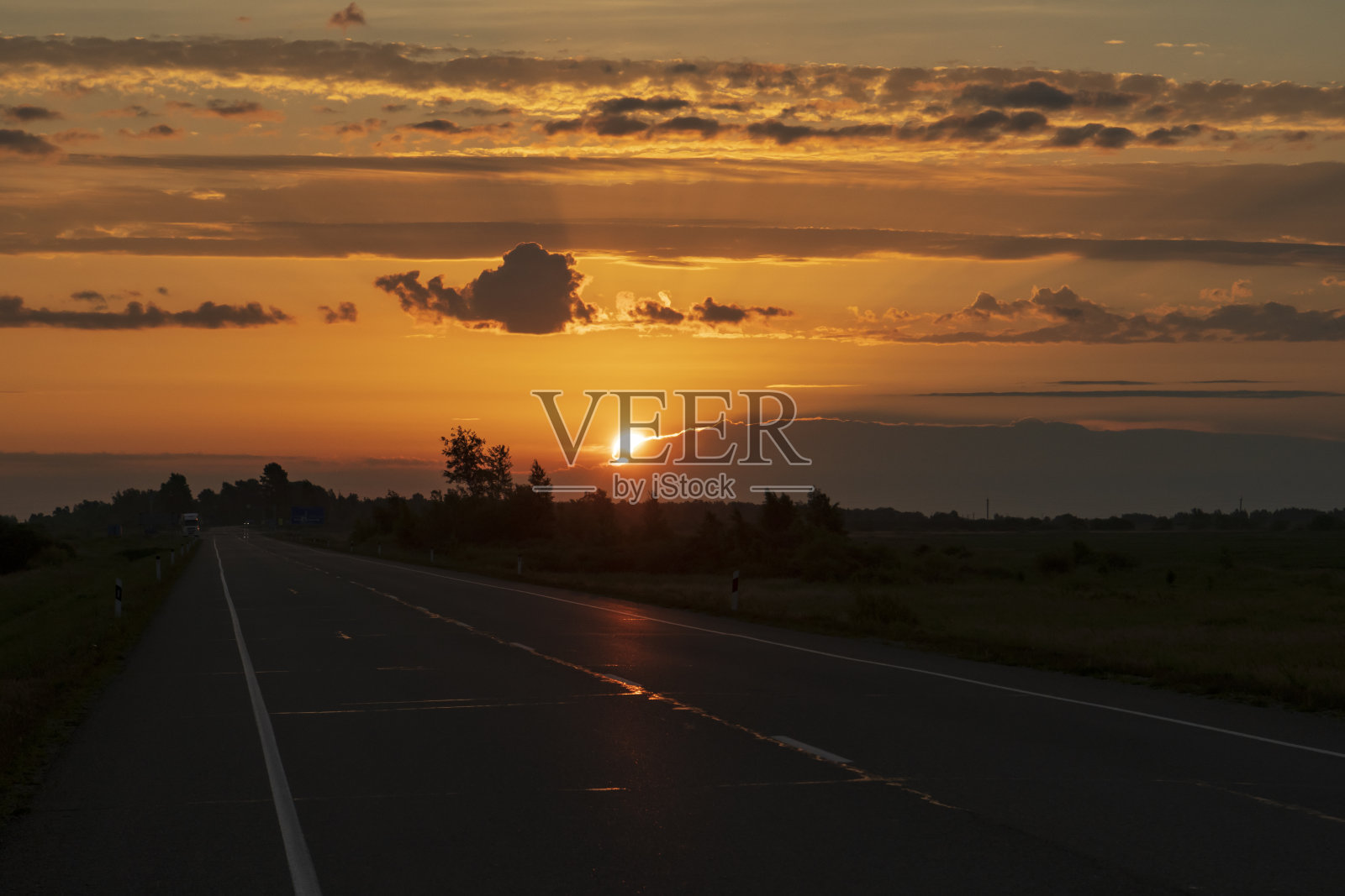 太阳从云层升起照片摄影图片