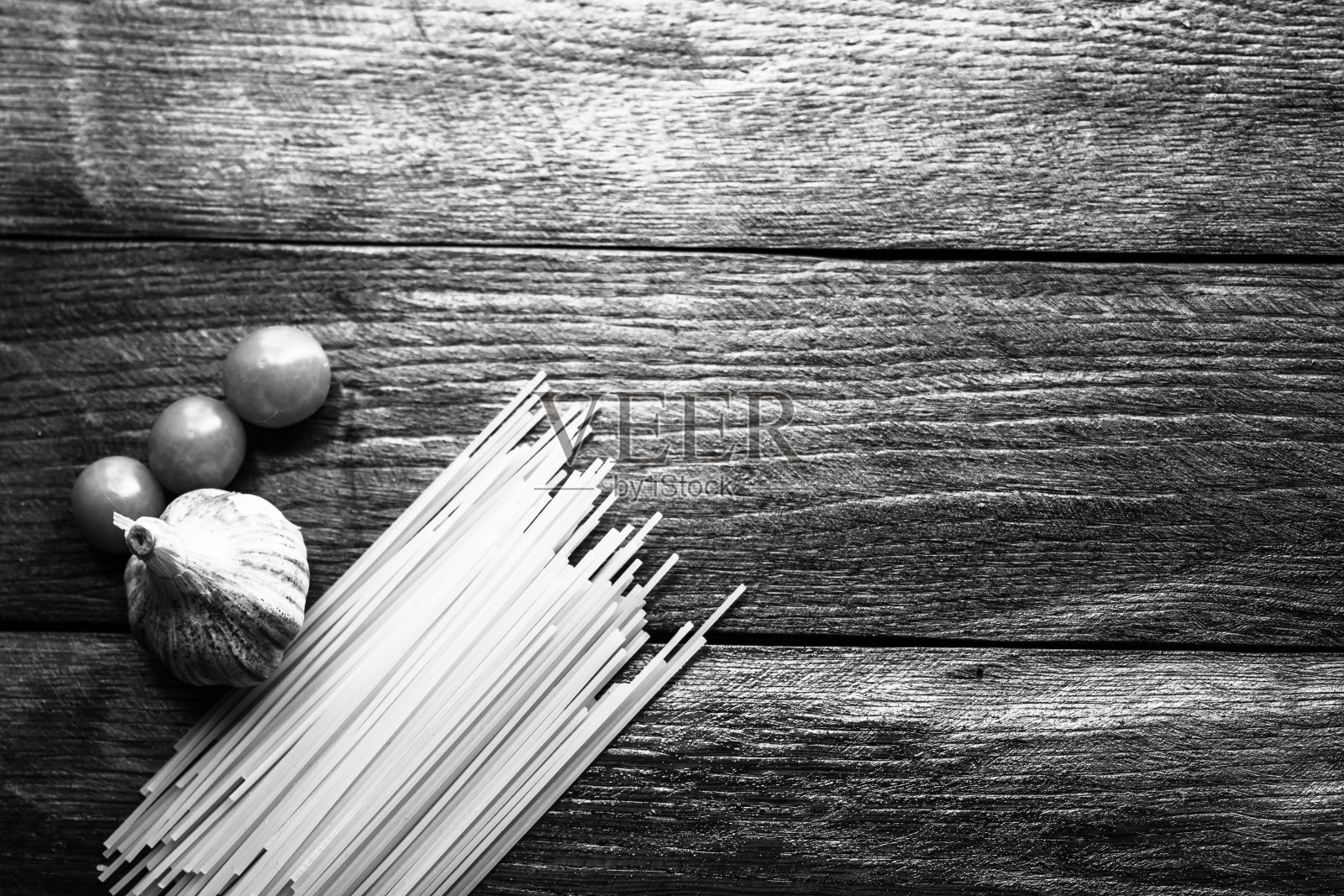 新鲜有机圣女果配大蒜和意大利面照片摄影图片