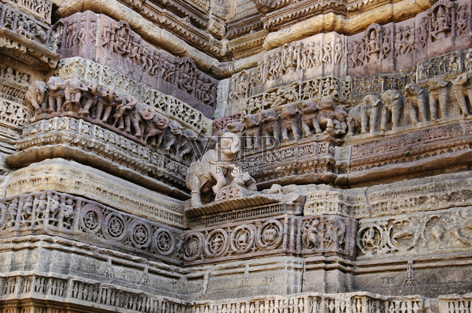 雕刻精美的Hira Bhagol或门，东门以它的建筑师Hiradhar命名，位于印度古吉拉特邦的Dabhoi照片摄影图片