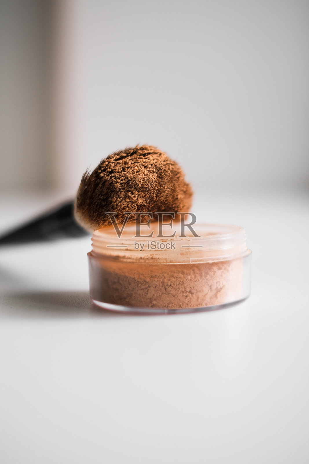 刷和矿物散粉在白色背景照片摄影图片