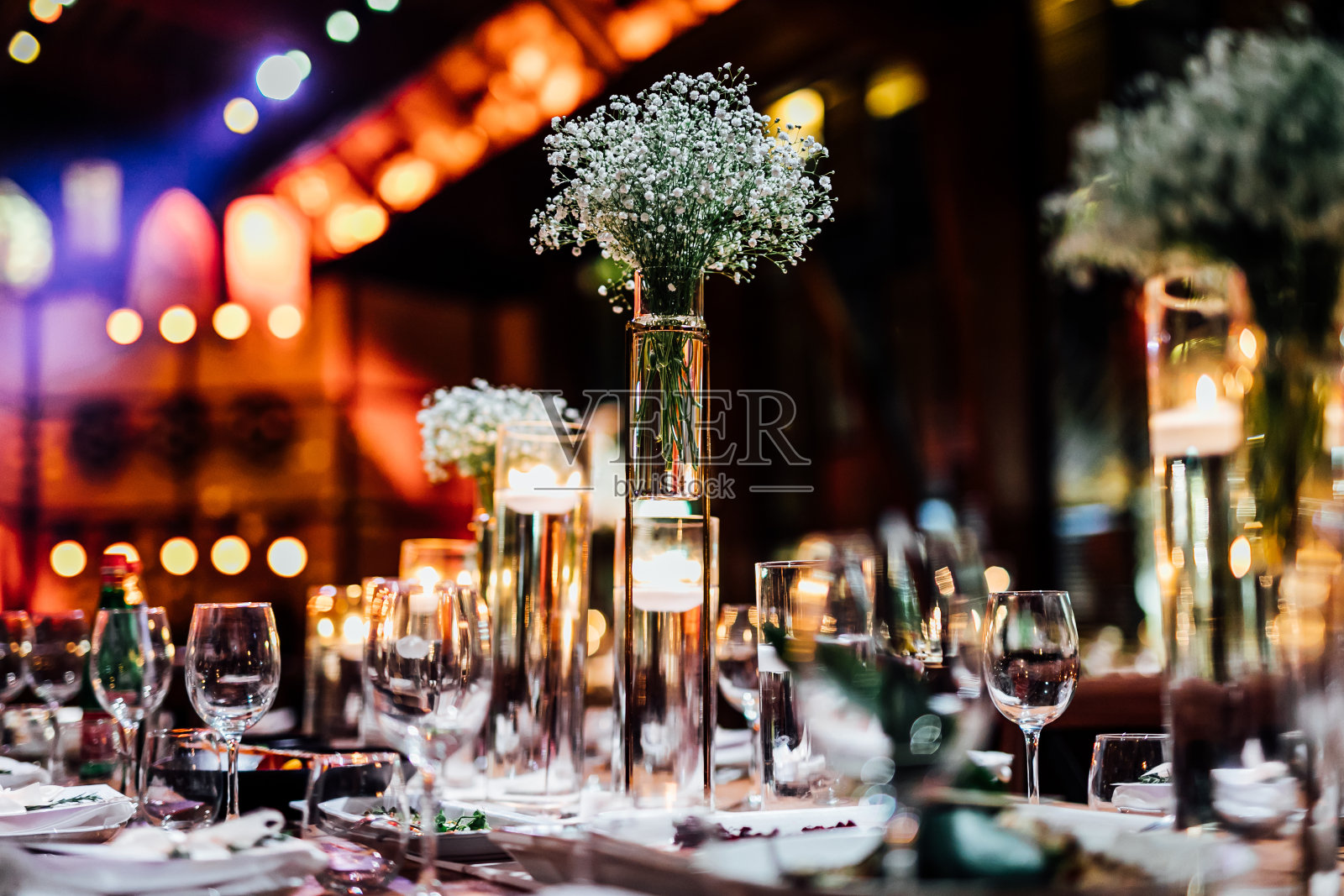 奢华婚礼活动中的葡萄酒和香槟酒杯照片摄影图片