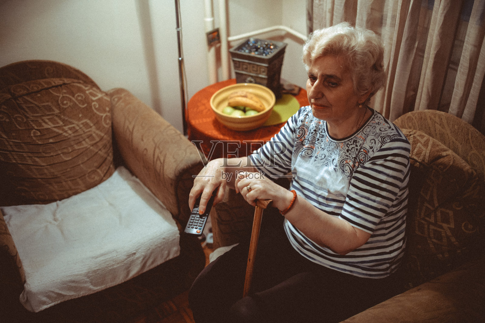 独自消磨时光的老妇人照片摄影图片