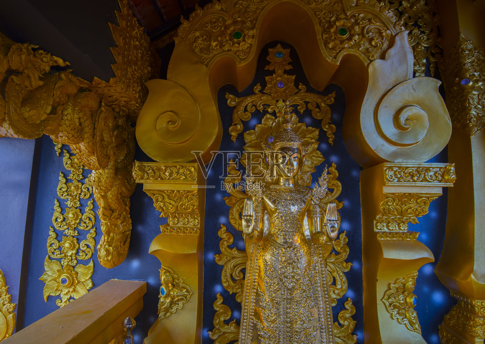 东南亚的黄金雕塑与佛教建筑照片摄影图片