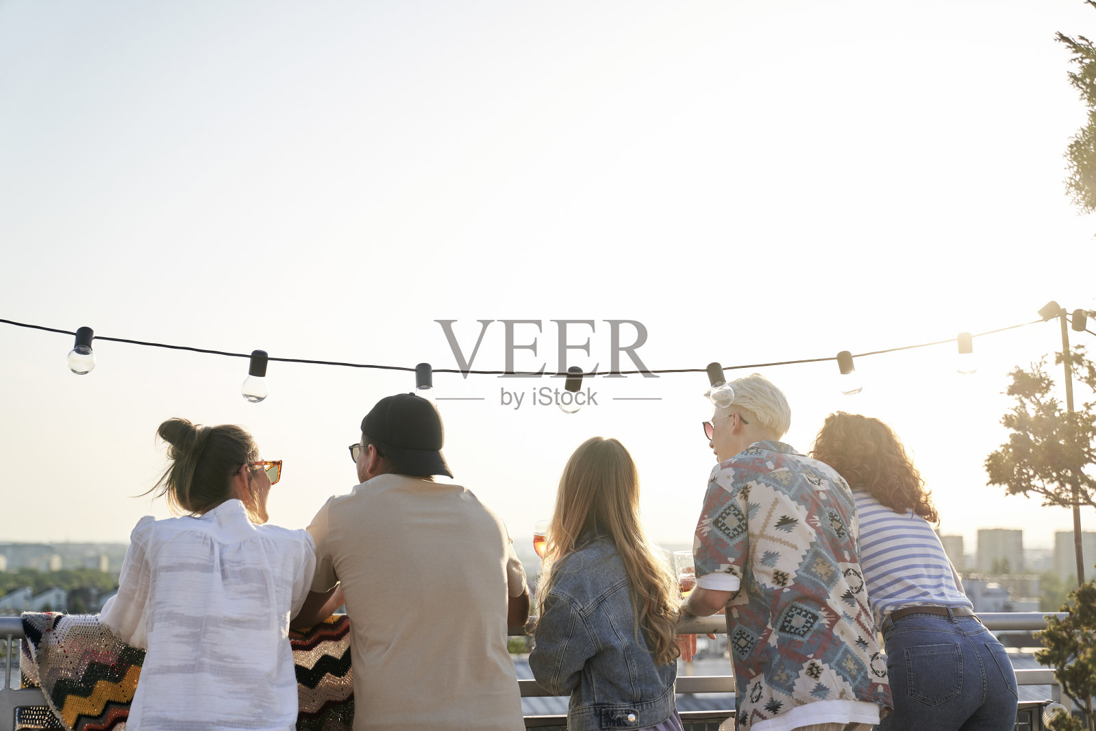 在屋顶上的聚会上群友的后视图照片摄影图片