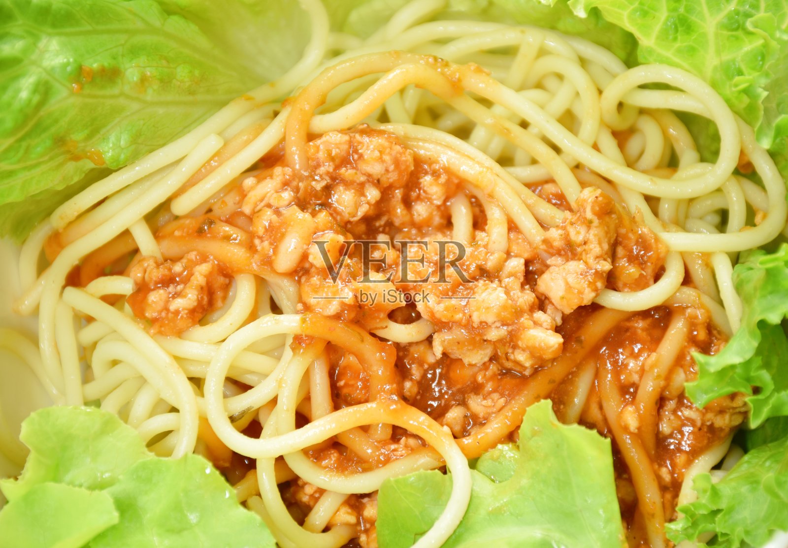 意大利面，炸猪排，番茄片，番茄酱和蔬菜照片摄影图片