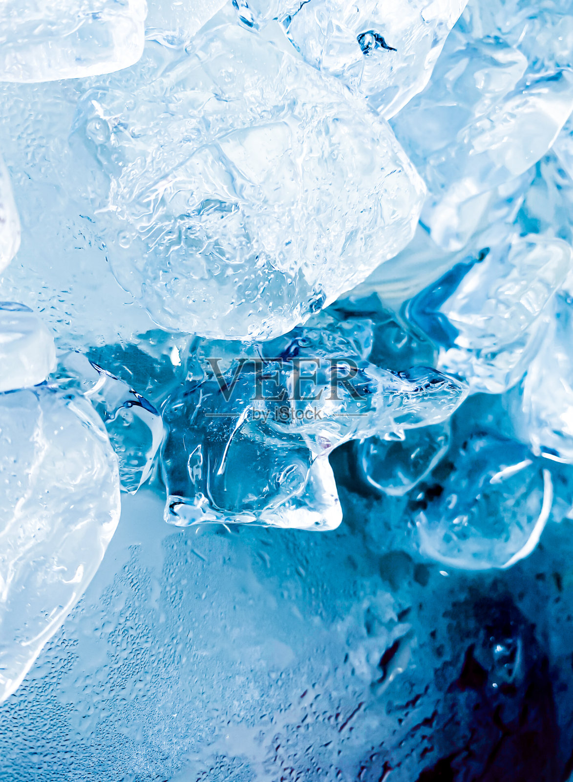 冰块的形状已经被调整为添加了颜色，它将帮助刷新，让你感觉很好。冰的背景照片摄影图片