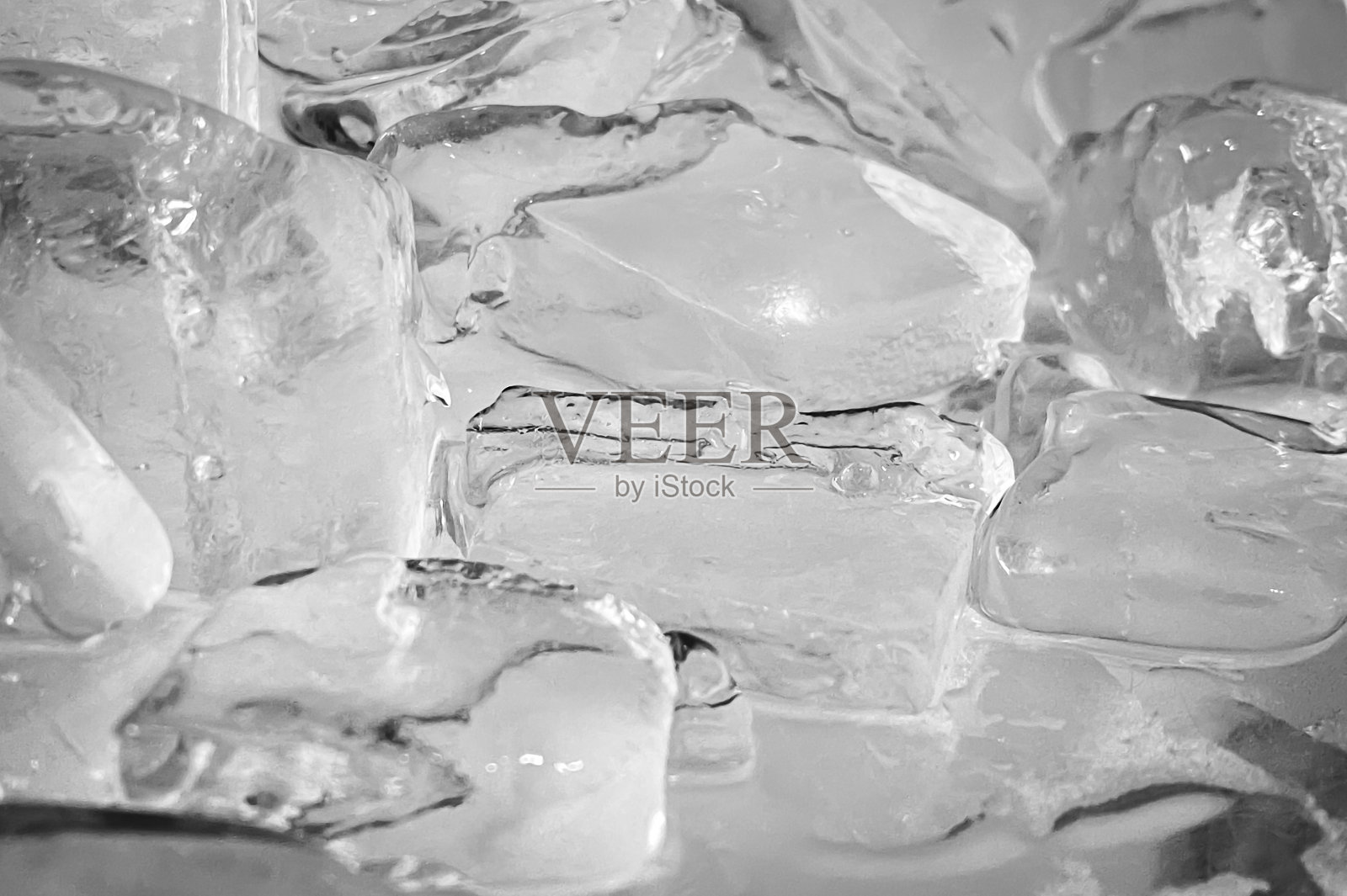 冰块的形状已经被调整为添加了颜色，它将帮助刷新，让你感觉很好。冰的背景照片摄影图片