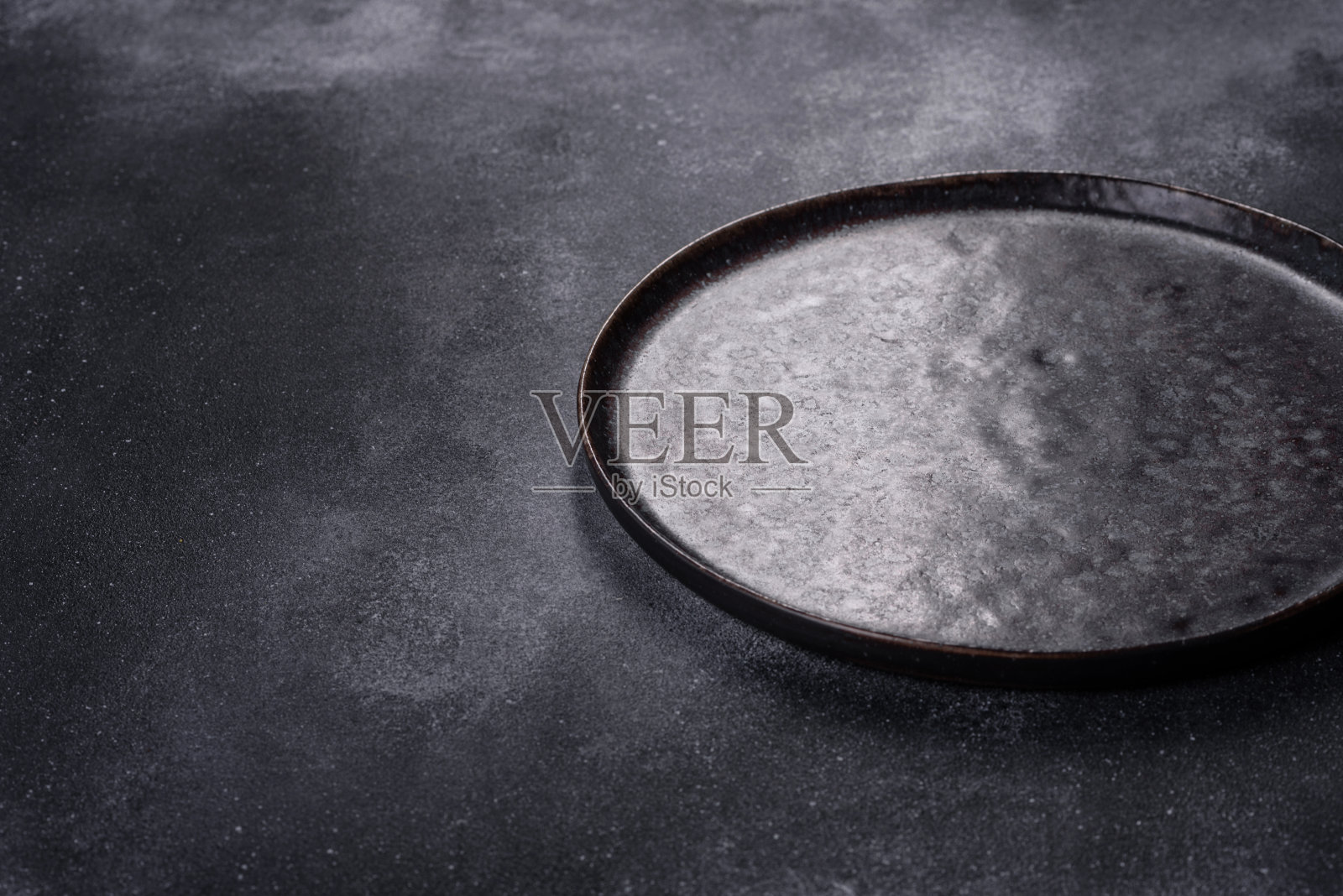 黑色背景上的黑色盘子。平铺，俯视图，拷贝空间照片摄影图片