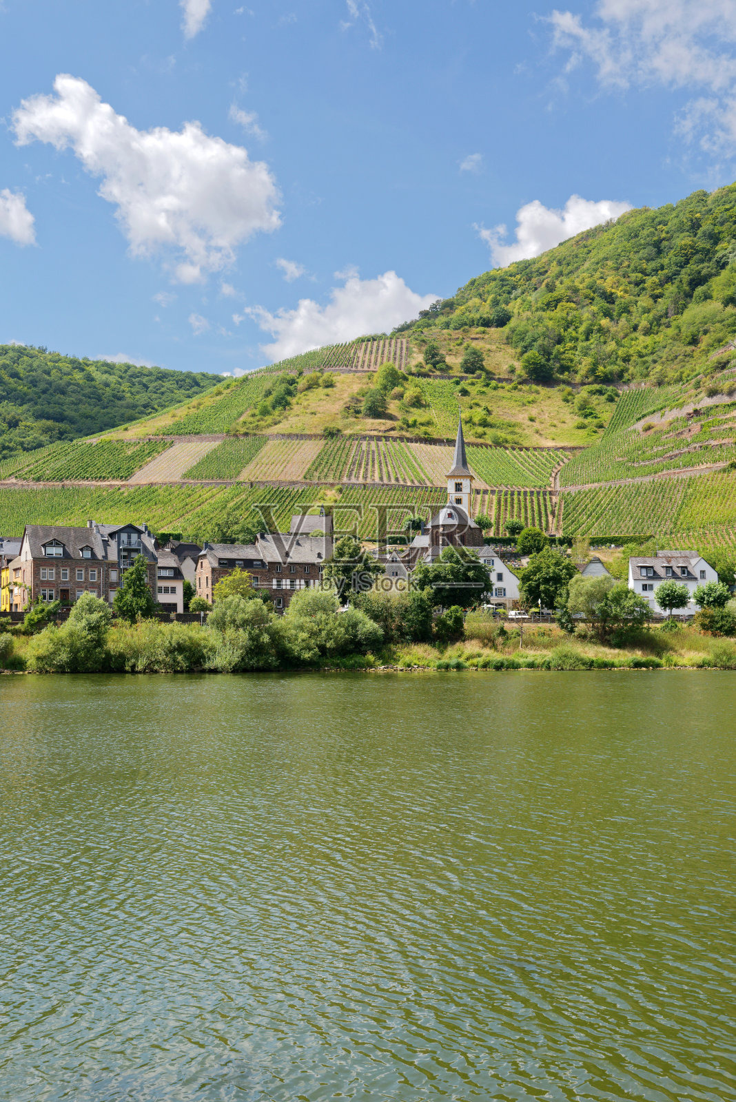 摩泽勒河边的布雷姆村照片摄影图片