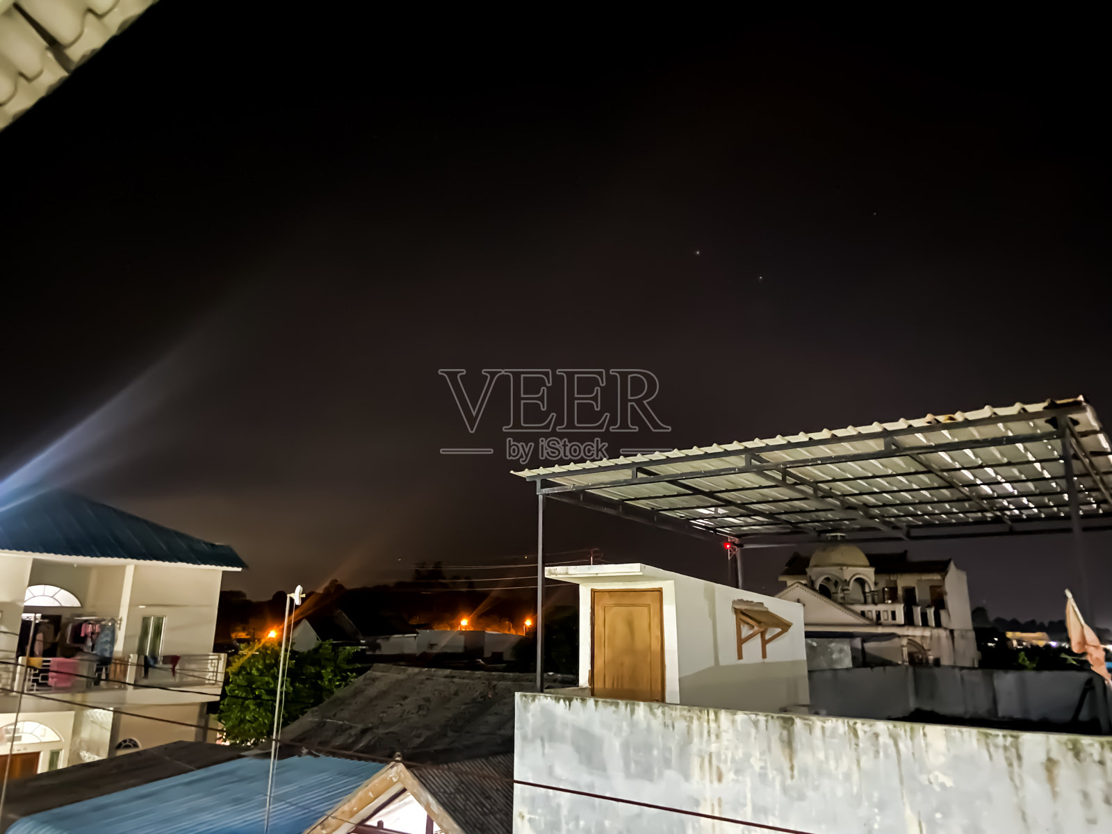 一个小镇的夜景照片摄影图片