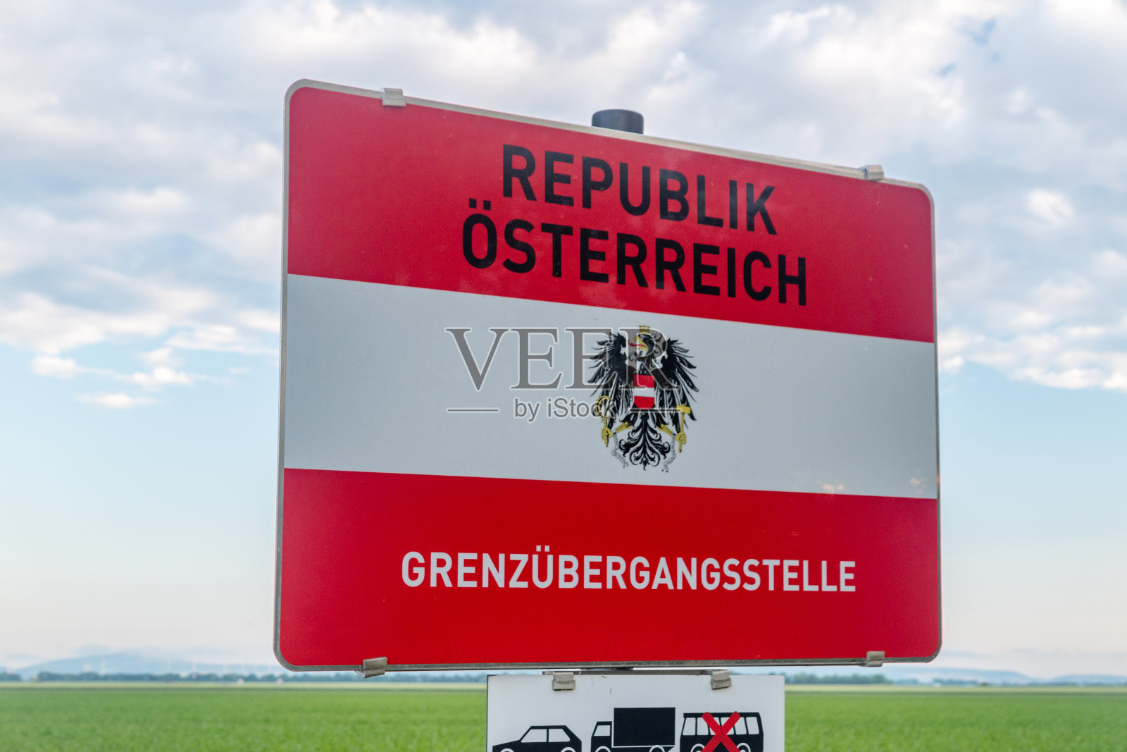 奥地利-匈牙利边境上的奥地利共和国国旗。边境检查站(Grenzubergangsstelle)。照片摄影图片