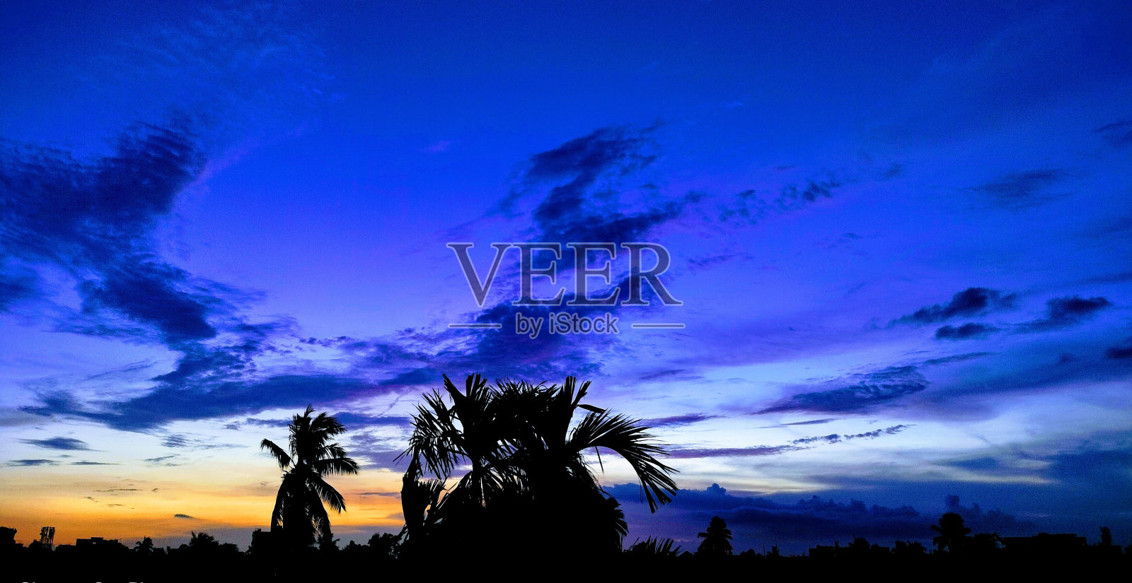 昏暗的天空。照片摄影图片