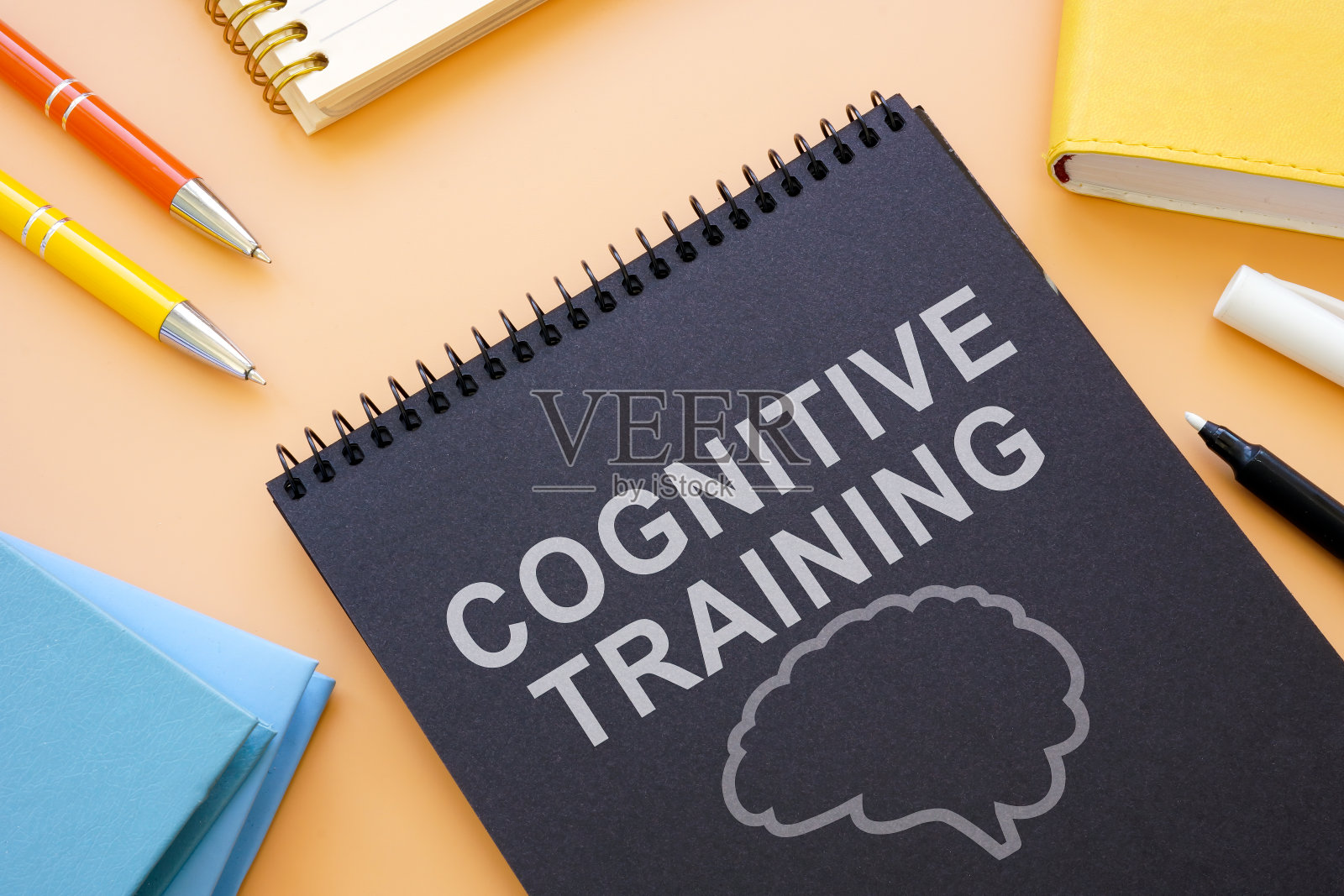 打开记事本上的单词认知训练和大脑。照片摄影图片