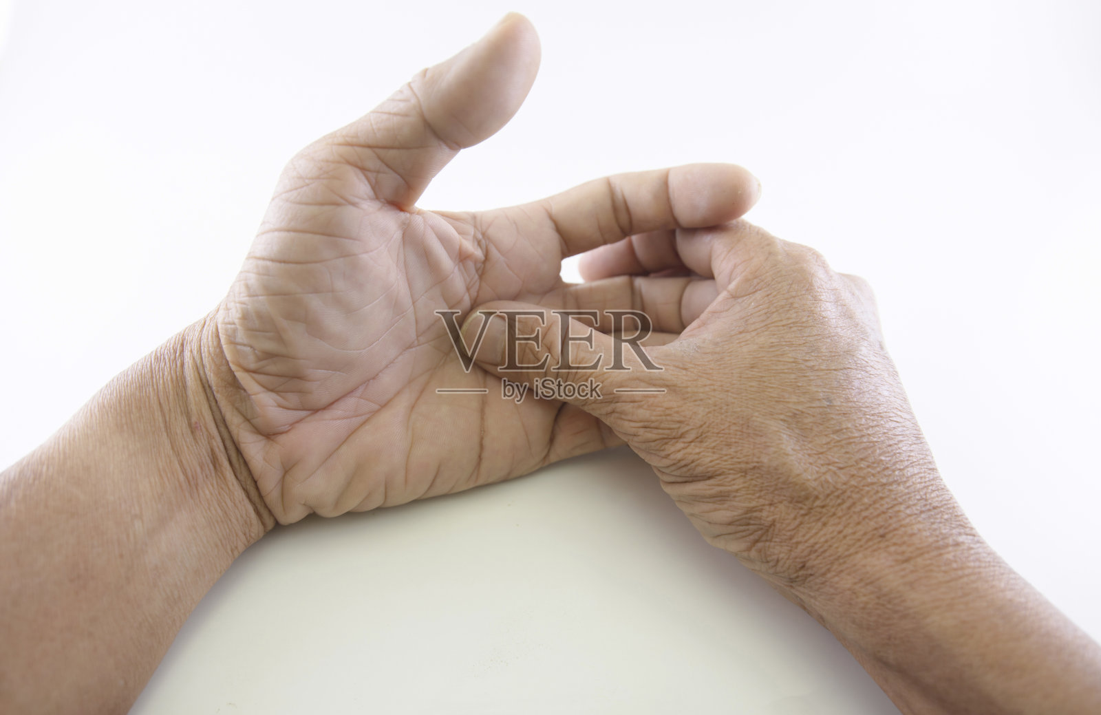 手和手指的男人皮肤粗糙，有皱纹。whi的手势照片摄影图片