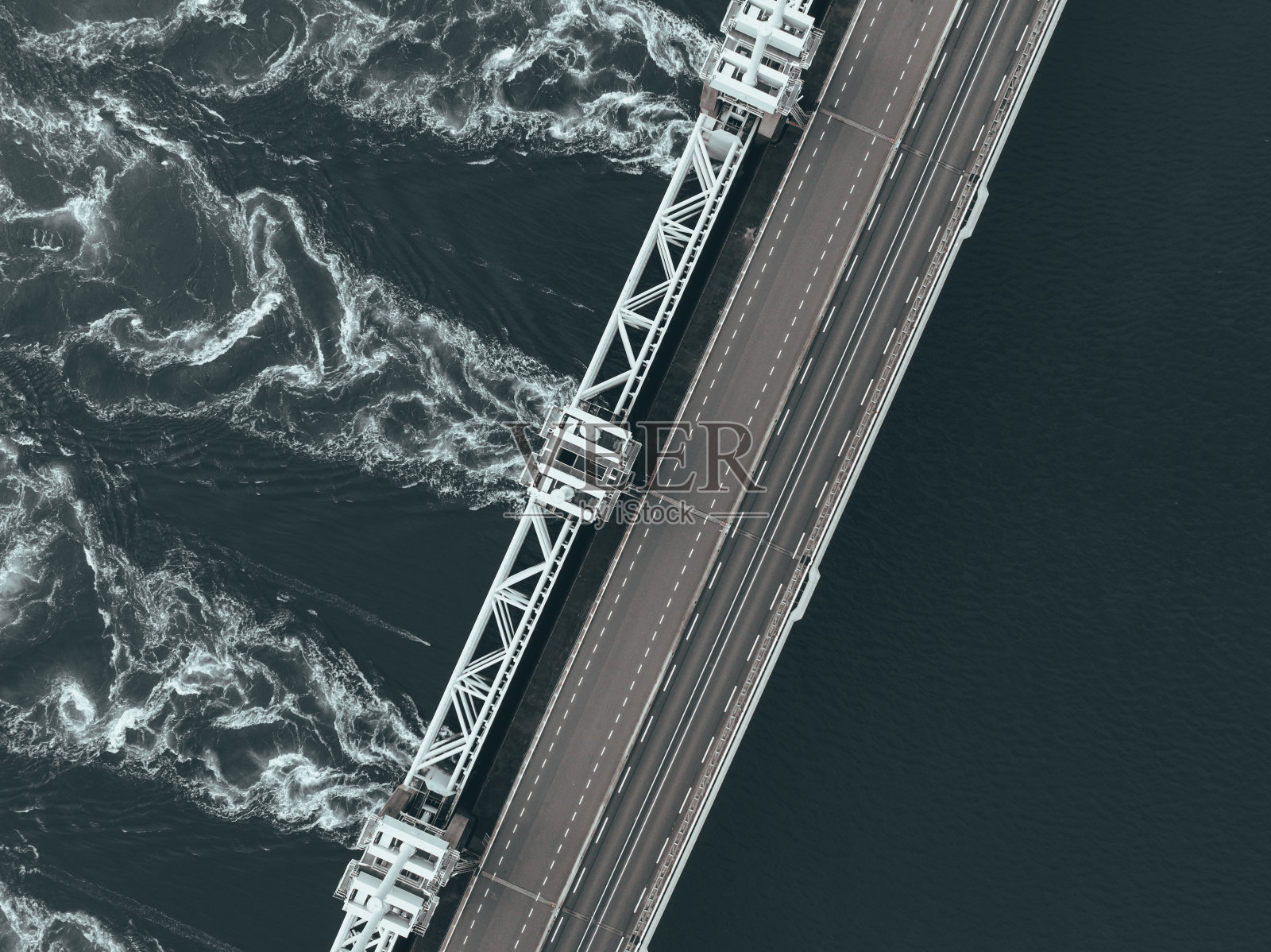 海水冲过风暴潮屏障照片摄影图片