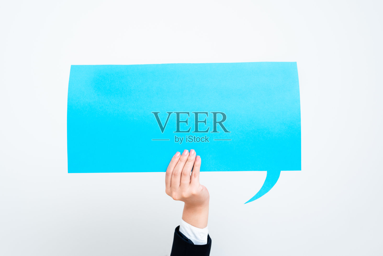 女商人用一只手拿着重要信息的演讲泡泡。妇女在对话气球中提供重要信息。在纸上显示最近更新的女士。照片摄影图片